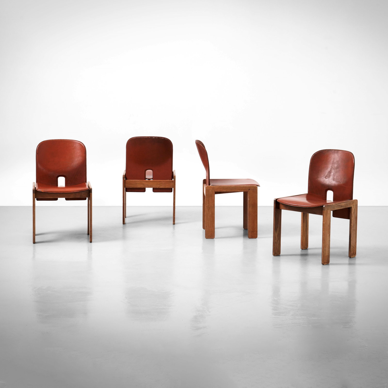 Afra e Tobia Scarpa Quattro sedie mod. 121: Struttura in legno con seduta e schienale rivestiti in cuoio. Prod. Cassina, Italia, 1965. Domus n. 453, ottobre 1967 G. Gramigna, Repertorio del design italiano 1950-2000, p. 117, Allemandi, 2021