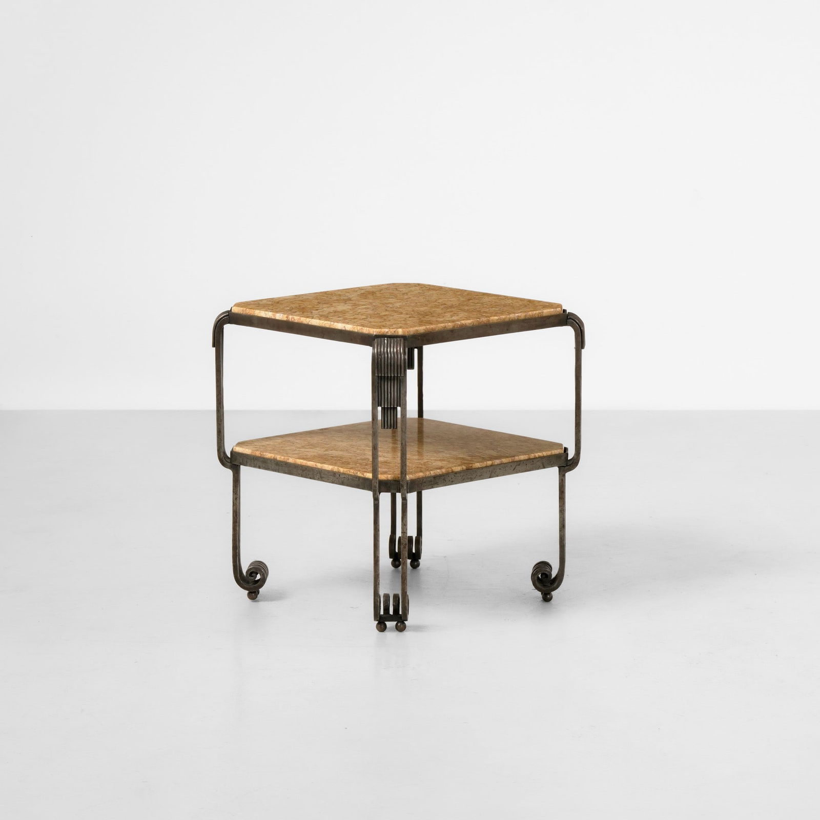 Tavolo occasionale: Struttura in ferro battuto e piani in marmo. Prod. Francia, 1920 ca.