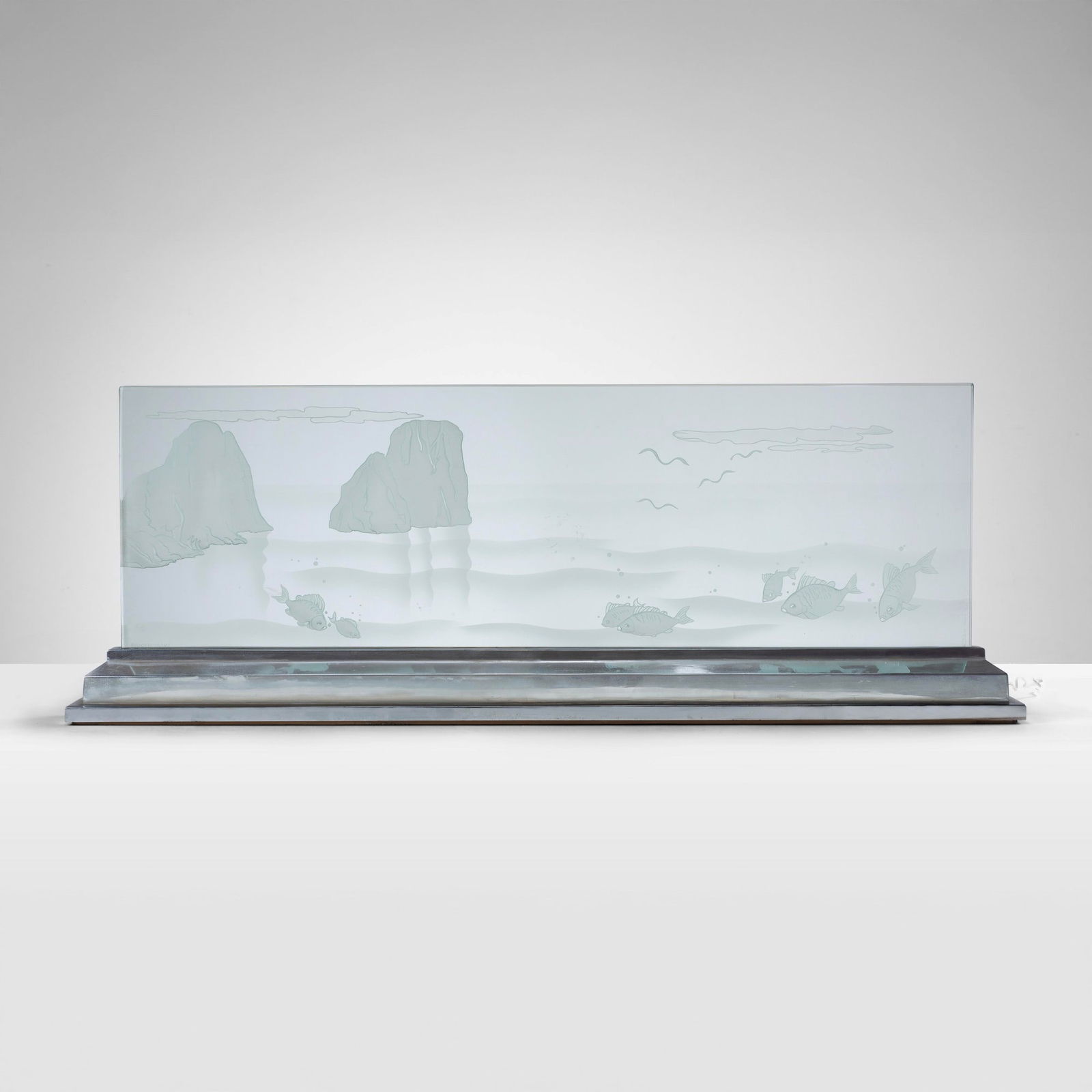 Luigi Brusotti Lampada da tavolo: Base in metallo cromato e diffusore composto da una lastra in vetro inciso. Firma originale. Prod. Brusotti, Italia, 1930 ca.