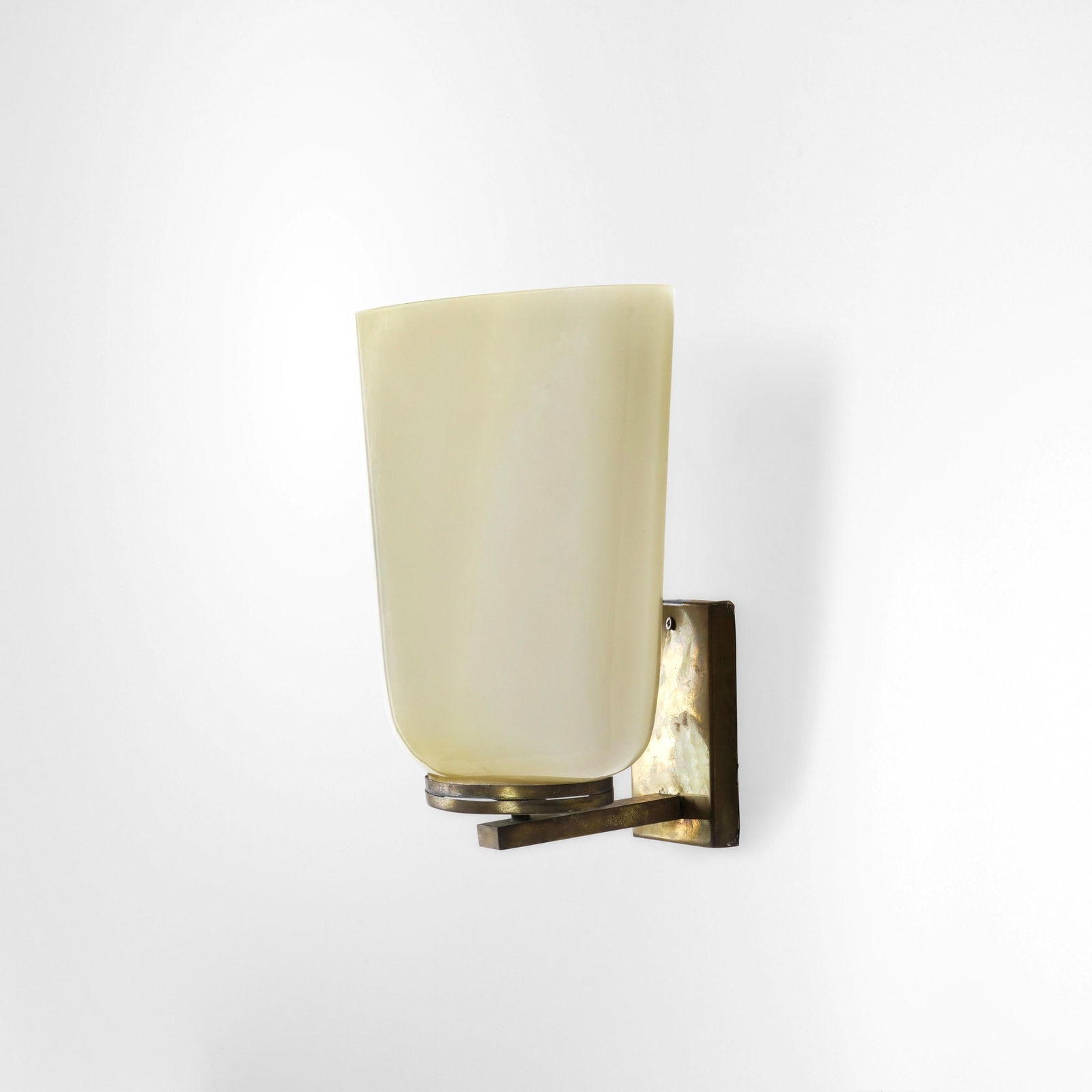 Lampada a parete: Struttura girevole in ottone con diffusore in vetro lattimo. Prod. Italia, 1930 ca.