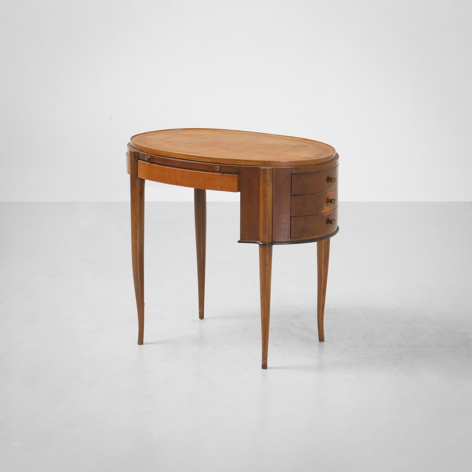 Scrivania: Struttura in legno e legno impiallacciato. Prod. Italia, 1940 ca.