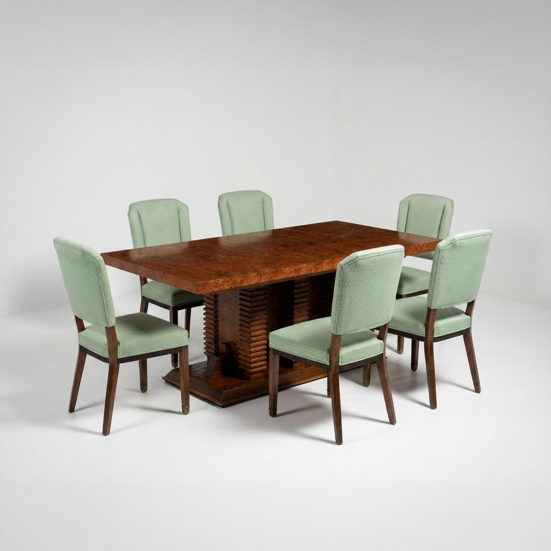 Set da tavolo da pranzo con sei sedie: Struttura in legno e legno impiallacciato, rivestimento in tessuto. Prod. Italia, 1940 ca.