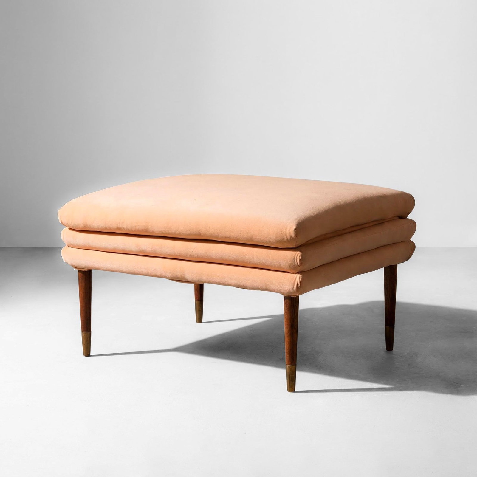 Gio Ponti , attribuito a Grande pouf: Struttura e sostegni in legno, rivestimento in velluto e puntali in ottone. Prod. Italia, 1940 ca.