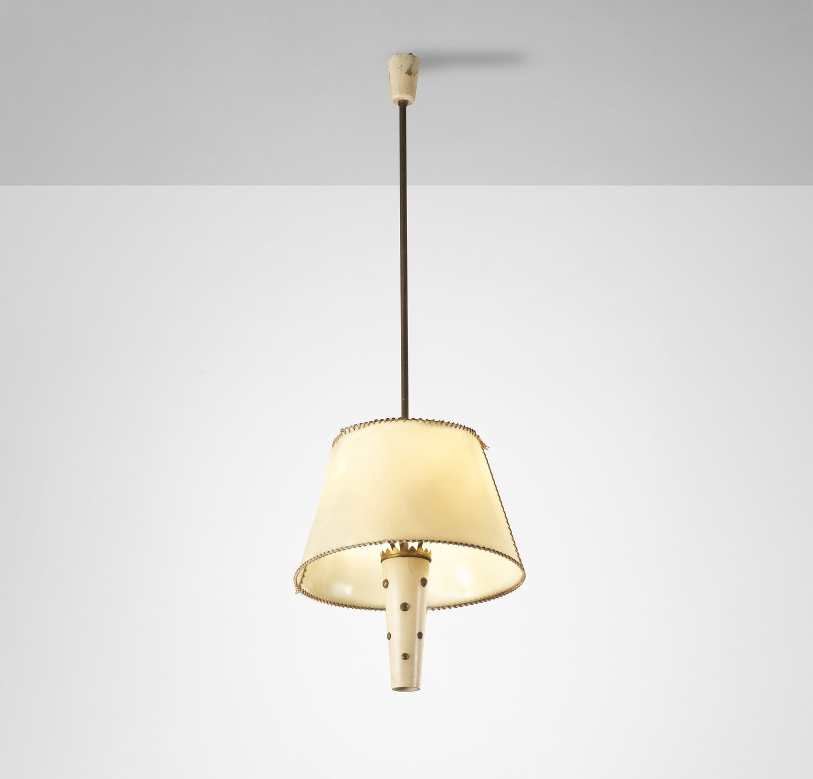 Lampada a sospensione: Struttura in ottone e legno laccato. Paralume in tessuto. Prod. Italia, 1940 ca.