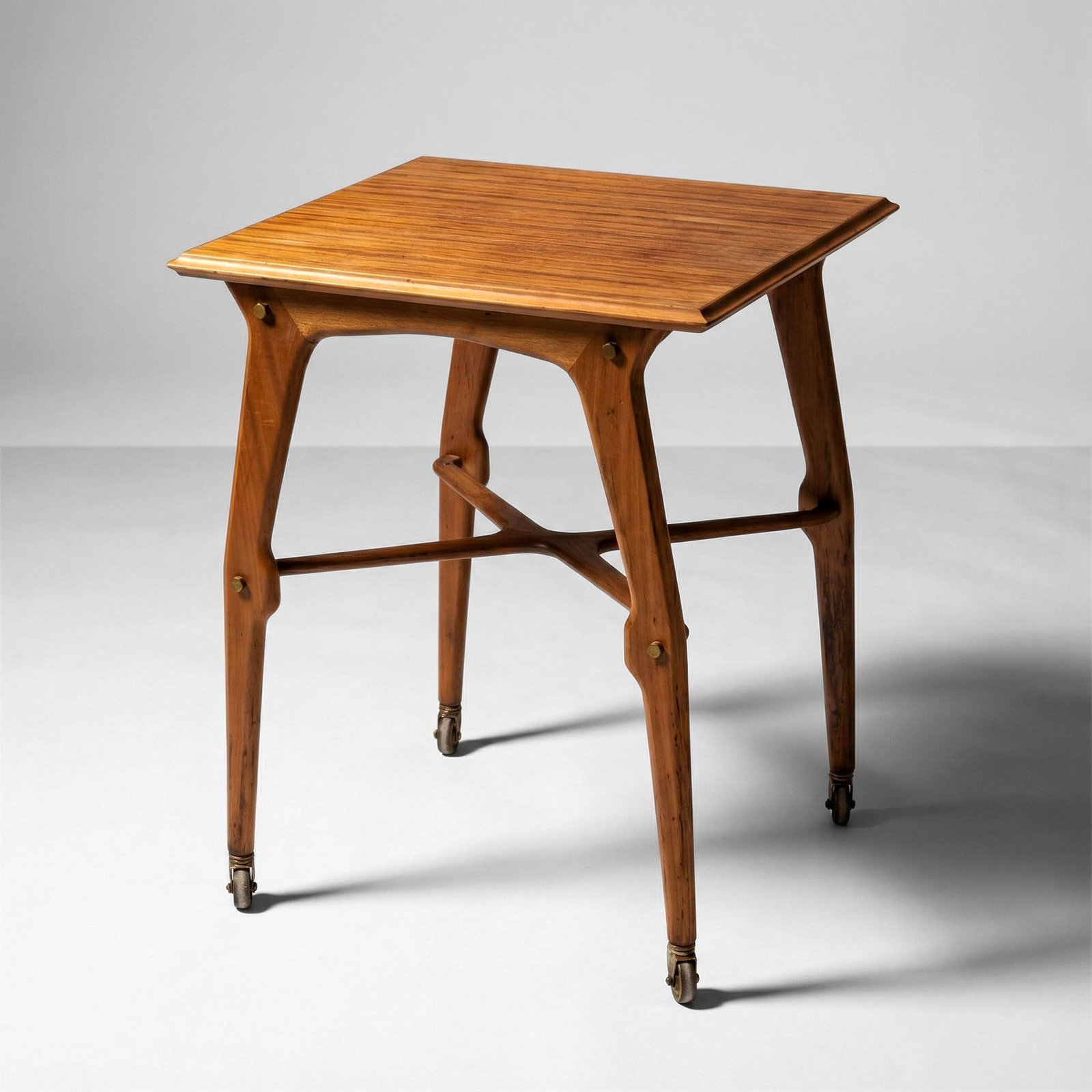 Tavolo: Struttura, sostegni e piano in legno. Dettagli in metallo. Prod. Italia, 1950 ca.