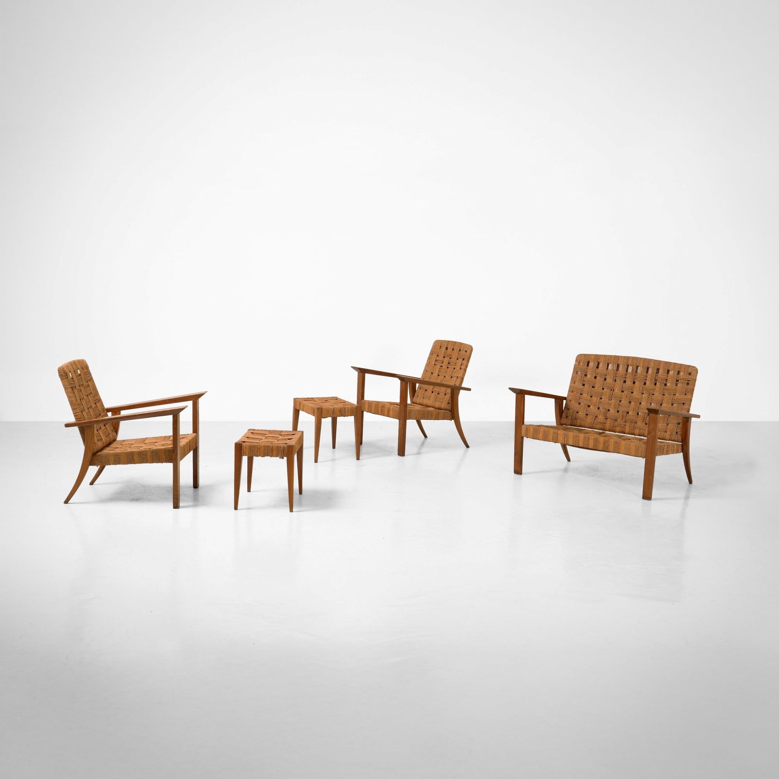 Divano, due poltrone e due sgabelli: Struttura in legno e rivestimento in corda. Prod. Italia, 1950 ca.