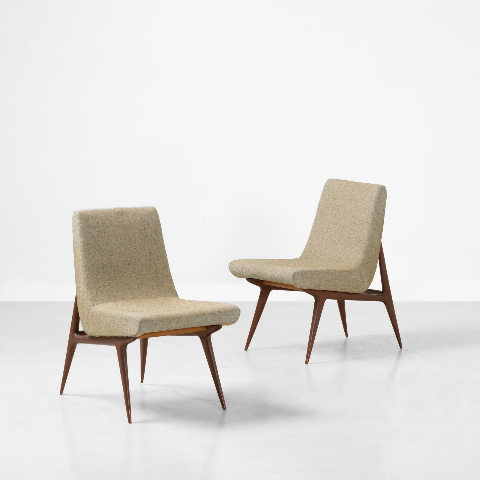 Due poltrone: Struttura in legno e rivestimento in tessuto. Prod. Italia, 1950 ca.