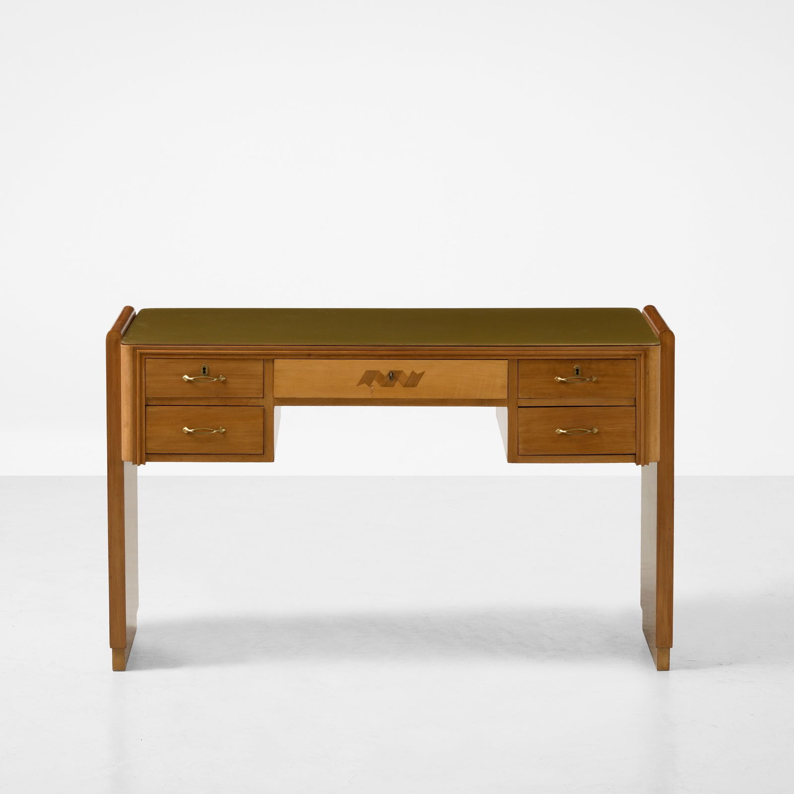 Scrivania: Struttura e cassetti in legno impiallacciato. Piano in vetro colorato e maniglie in ottone. Prod. Italia, 1950 ca.