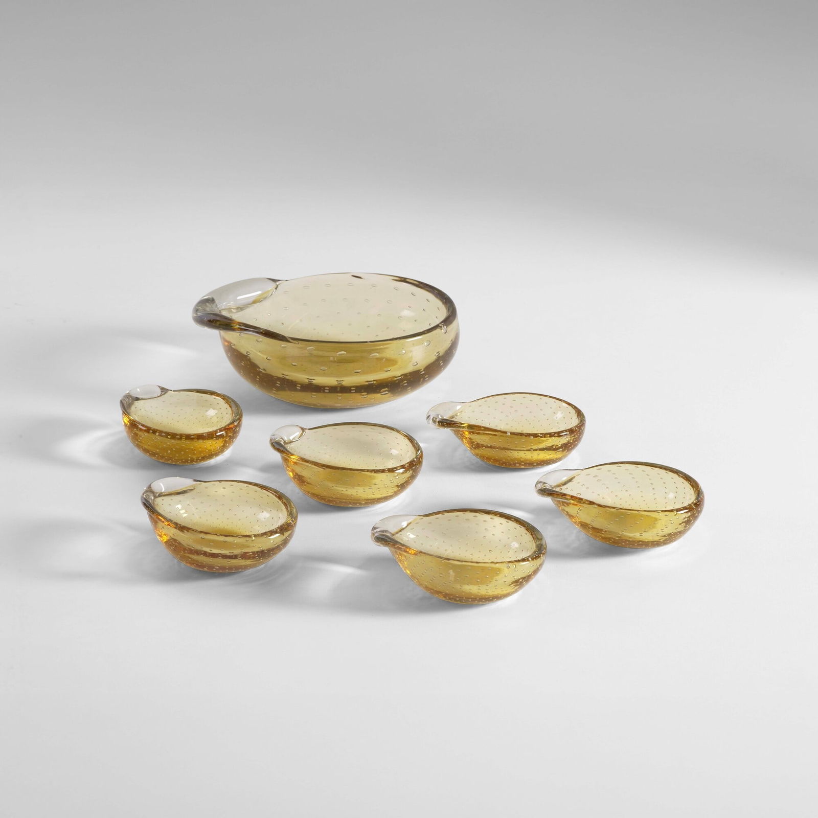 Archimede Seguso Set da macedonia: Formato da una grande ciotola e sei coppette in vetro di Murano a bollicine e colorato. Prod. Seguso, Italia, 1950 ca.