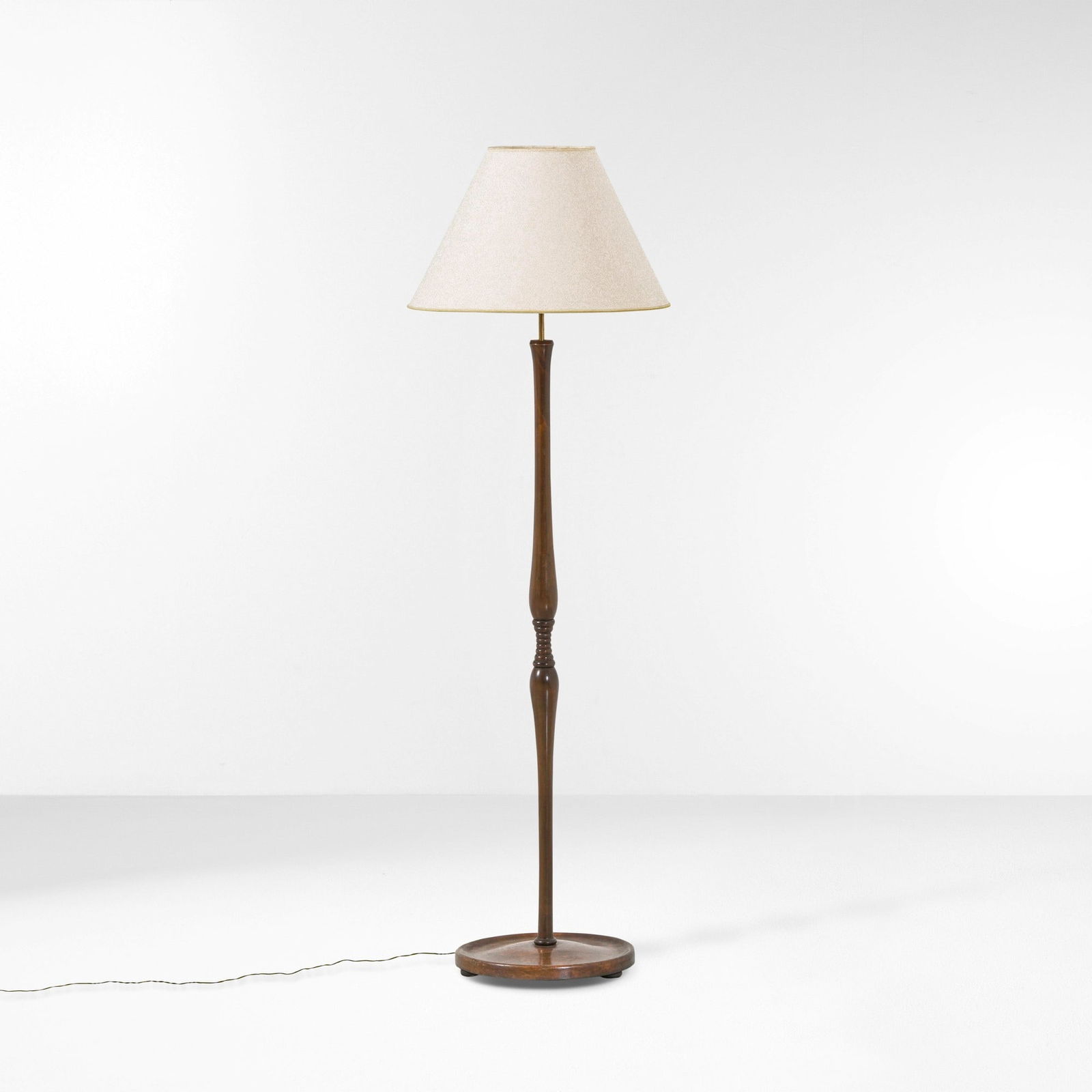 Lampada da terra: Struttura in legno, montatura in ottone e paralume in tessuto. Prod. Italia, 1950 ca.