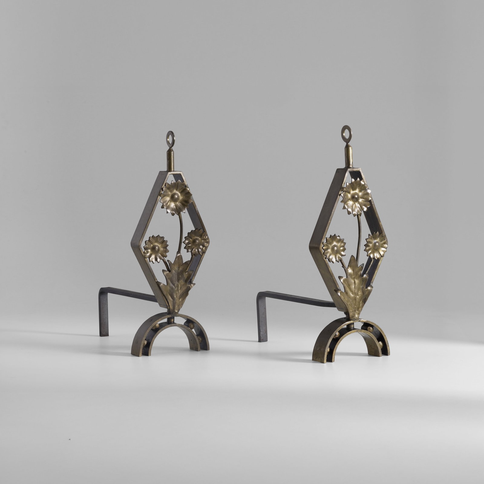 Due alari: Struttura in ferro e ferro dorato. Prod. Italia, 1950 ca.