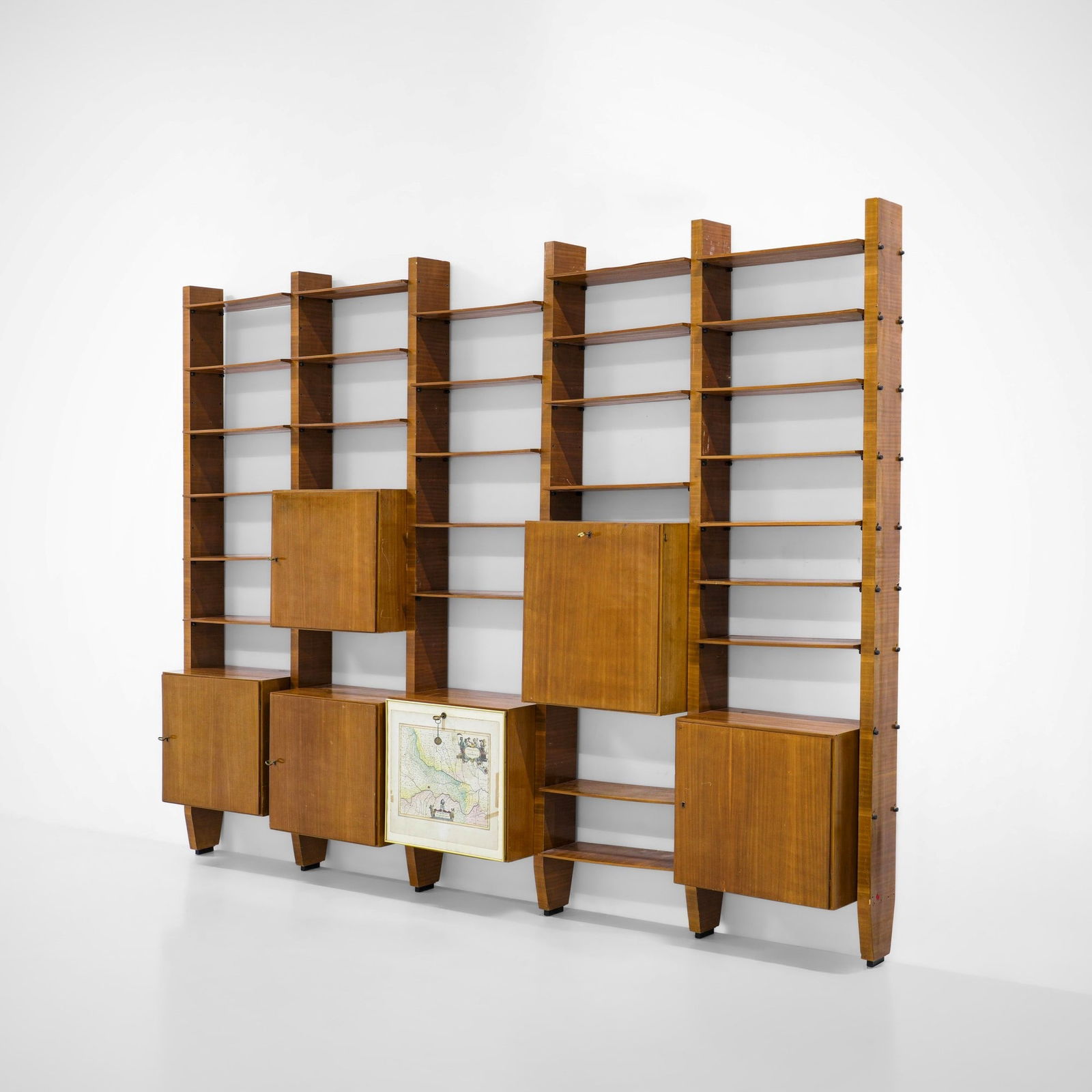 Libreria: Struttura, ante e mensole in legno impiallacciato. Prod. Italia, 1950 ca.