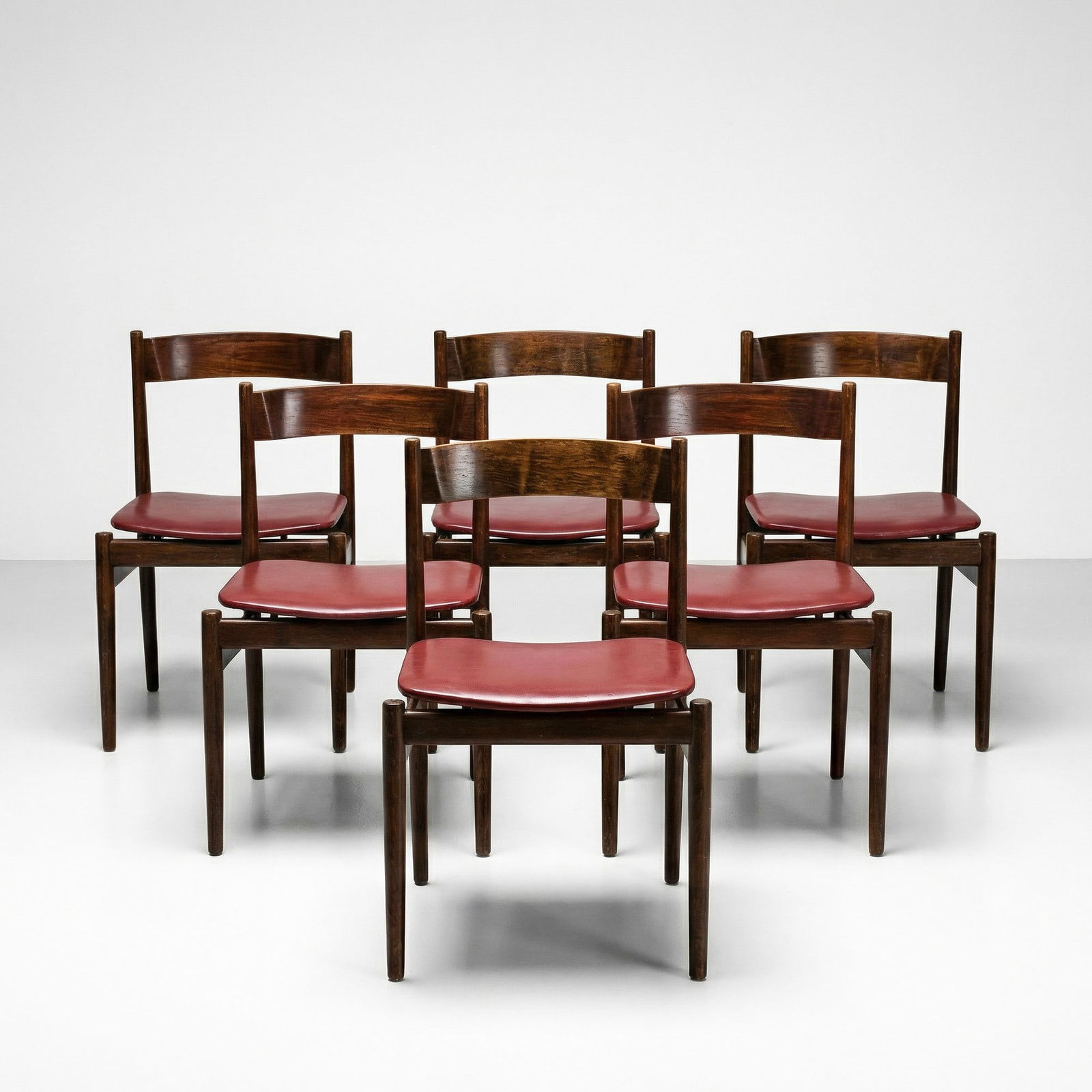 Gianfranco Frattini Sei sedie mod. 101: Struttura in legno con seduta rivestita di skai. Prod. Cassina, Italia, 1959. G. Gramigna, Repertorio del design italiano 1950-2000, p. 64, Allemandi, 2021