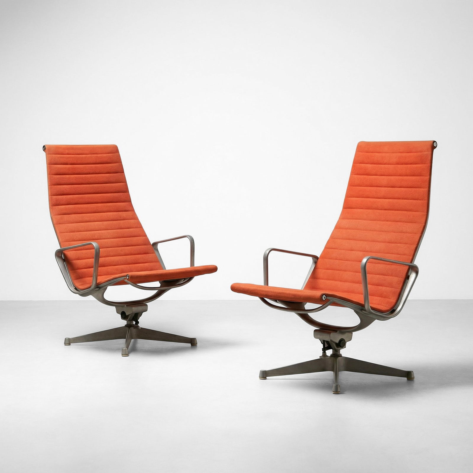 Charles & Ray Eames Due poltrone girevoli mod. EA 124 (1 of 2)