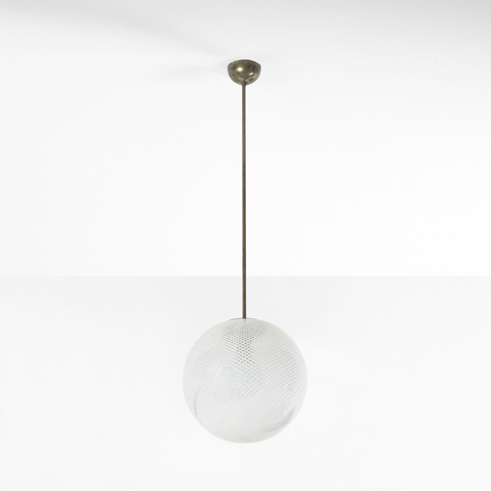 Ludovico Diaz De Santillana Lampada a sospensione: Struttura in ottone, diffusore in vetro di Murano a reticello cristallo e lattimo. Prod. Italia, 1950 ca.