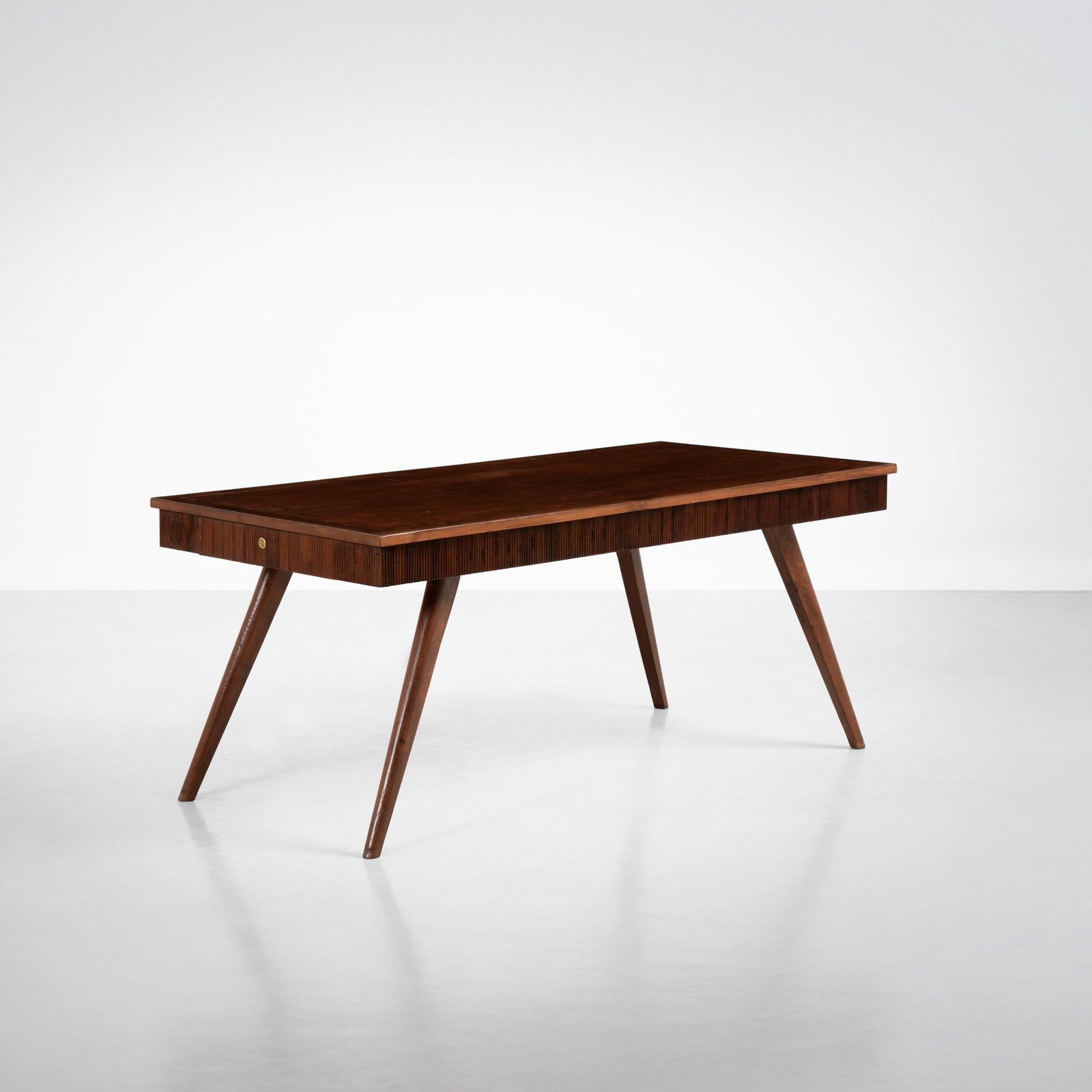 Paolo Buffa Tavolo: Struttura in legno e legno grissinato. Pomelli e dettagli in ottone. Prod. Italia, 1950 ca.