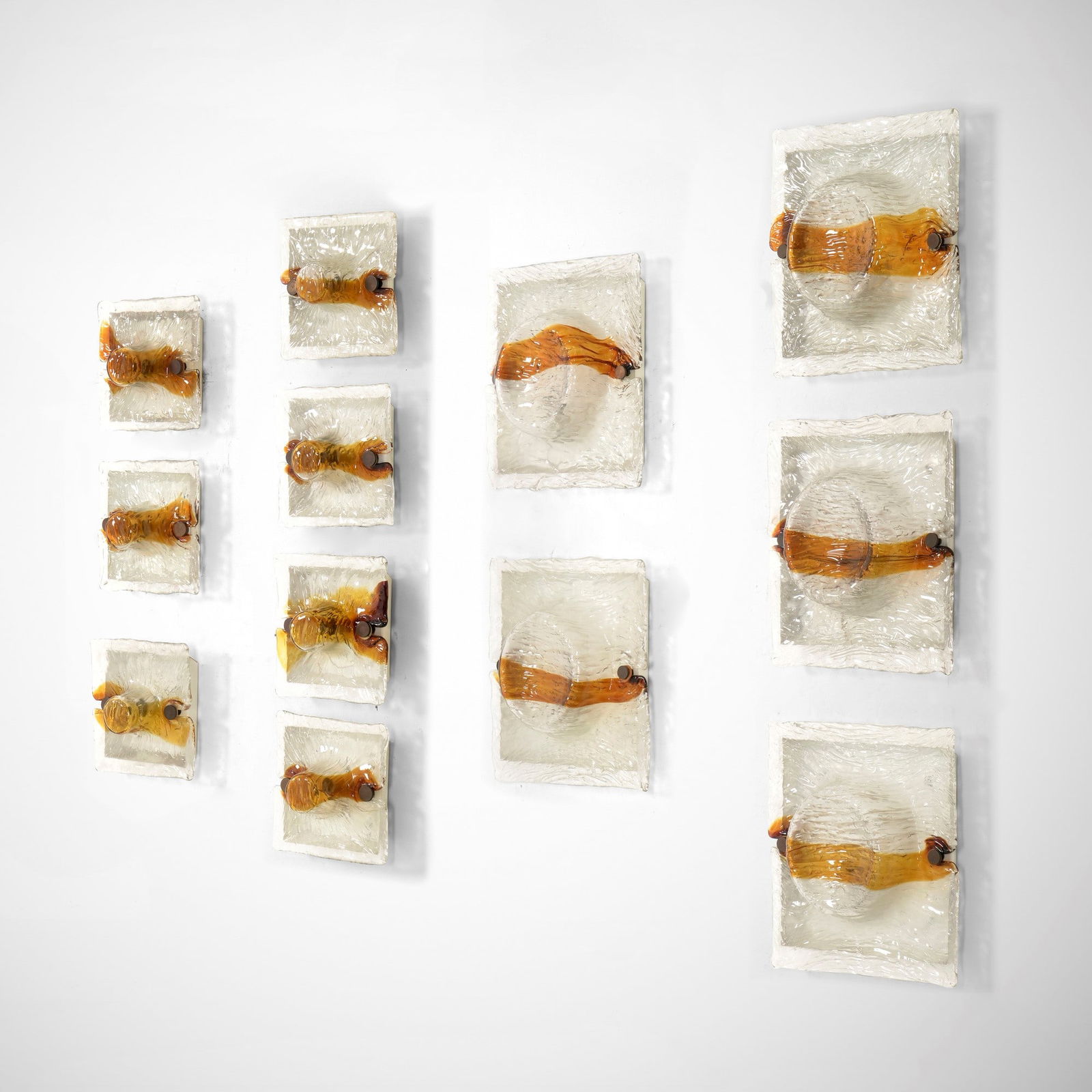 Toni Zuccheri Dodici lampade da parete: Struttura in metallo, particolari in ottone e diffusore in vetro di Murano. Prod. Venini, Italia, 1960 ca.