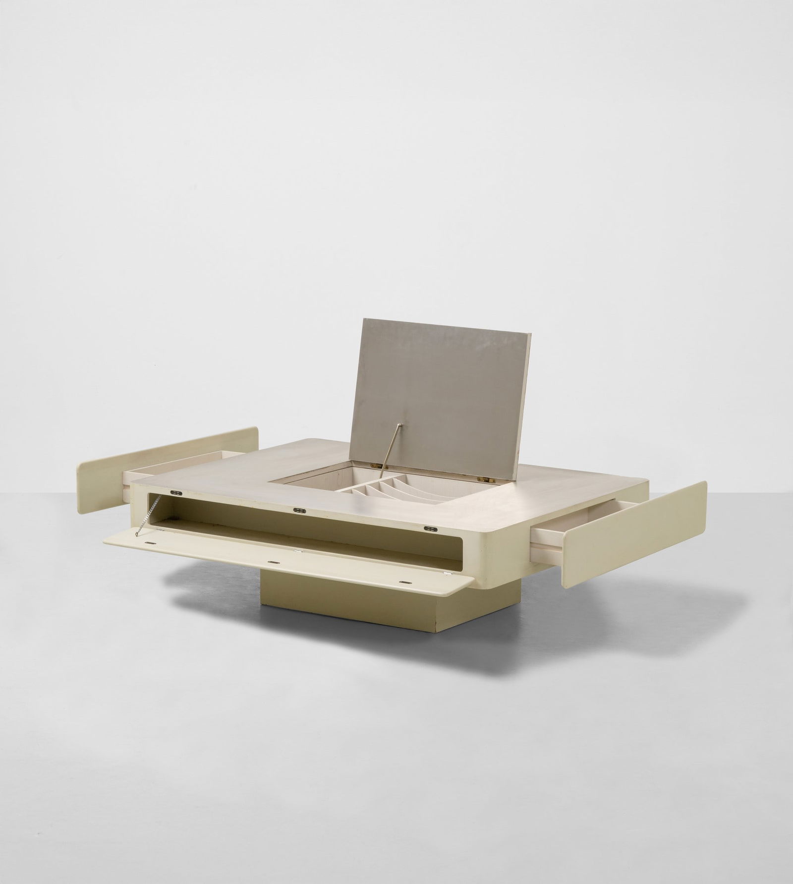 Vico Magistretti Tavolo basso mod. Caori: Struttura in legno laccato e rivestimento in acciaio. Prod. Gavina, Italia, 1962. G. Gramigna, Repertorio del design italiano 1950-2000, p. 96, Allemandi, 2021