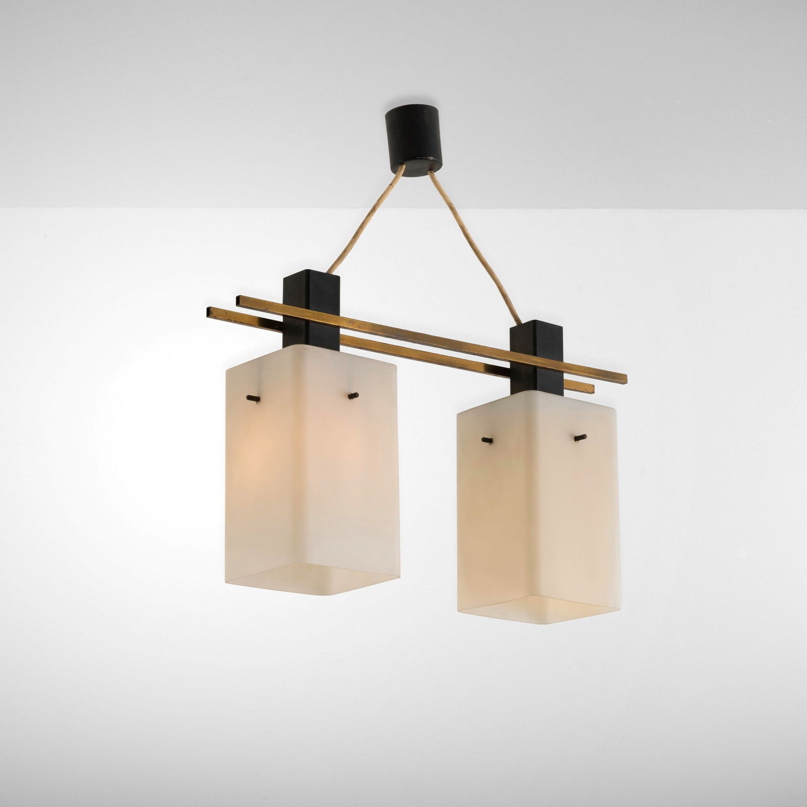 Stilux Lampada a sospensione: Struttura in ottone e metallo laccato con diffusori in metacrilato. Prod. Stilux, Italia, 1960 ca.