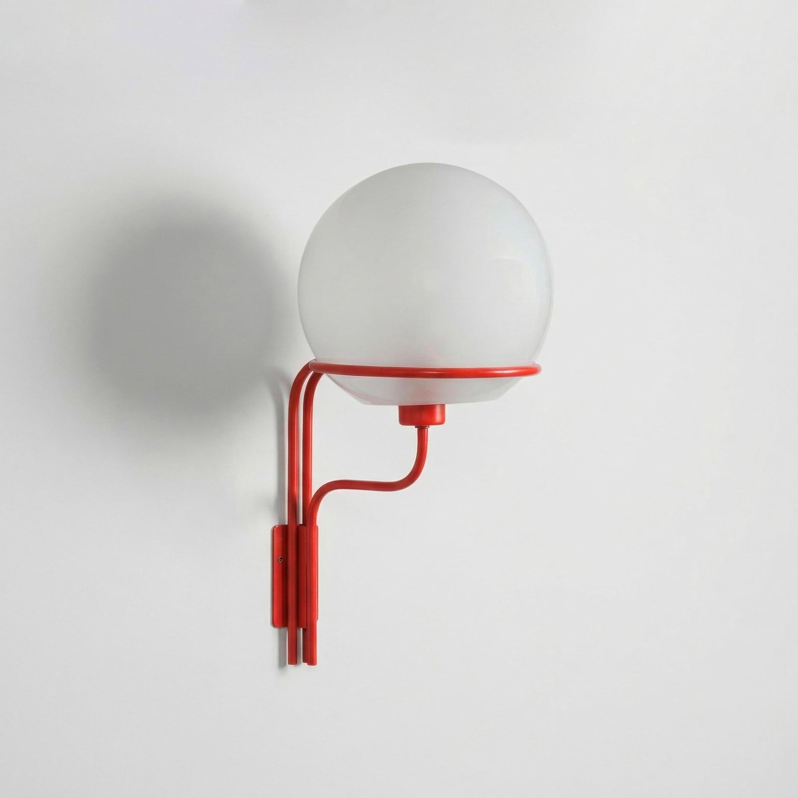 Ico Parisi Lampada da parete mod. 149: Struttura in metallo tubolare laccato e diffusore in vetro satinato. Prod. Arteluce, Italia, 1960 ca.