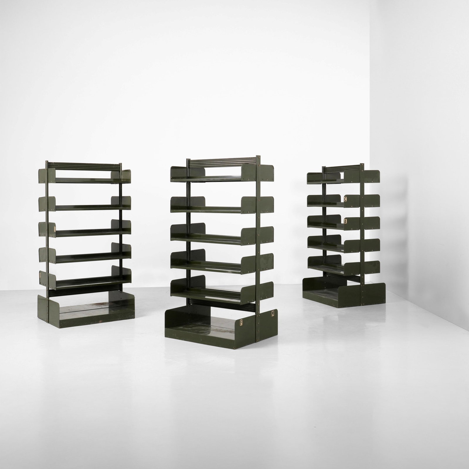 Lips Vago Tre librerie mod. Congresso: Struttura e mensole in acciaio laccato. Prod. Lips Vago, Italia, 1960 ca. Domus n. 465, agosto 1968