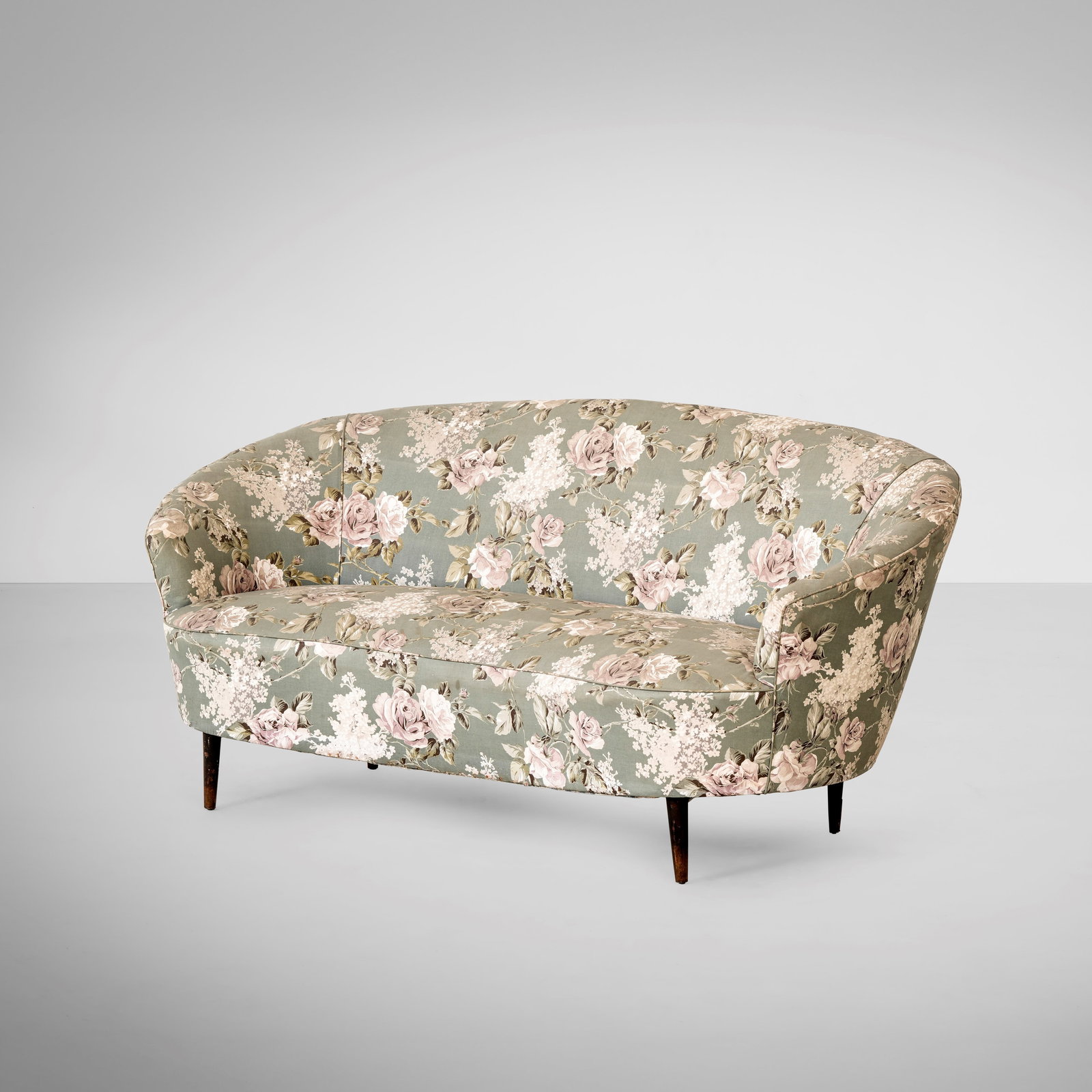 Divano: Struttura e sostegni in legno con rivestimento in tessuto. Prod. Italia, 1960 ca.