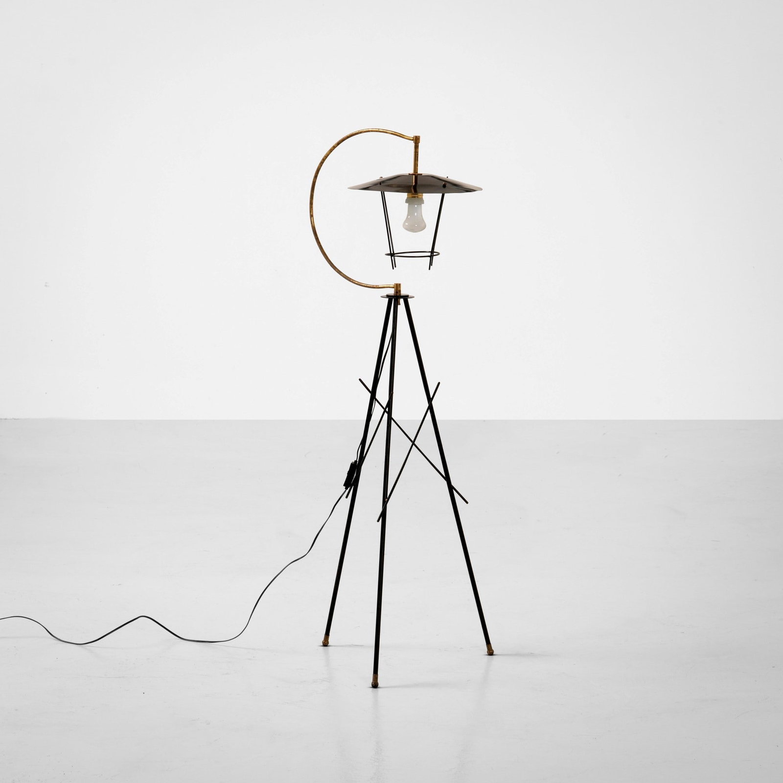 Lampada da terra: Struttura in metallo laccato e dettagli in ottone. Prod. Italia, 1960 ca.