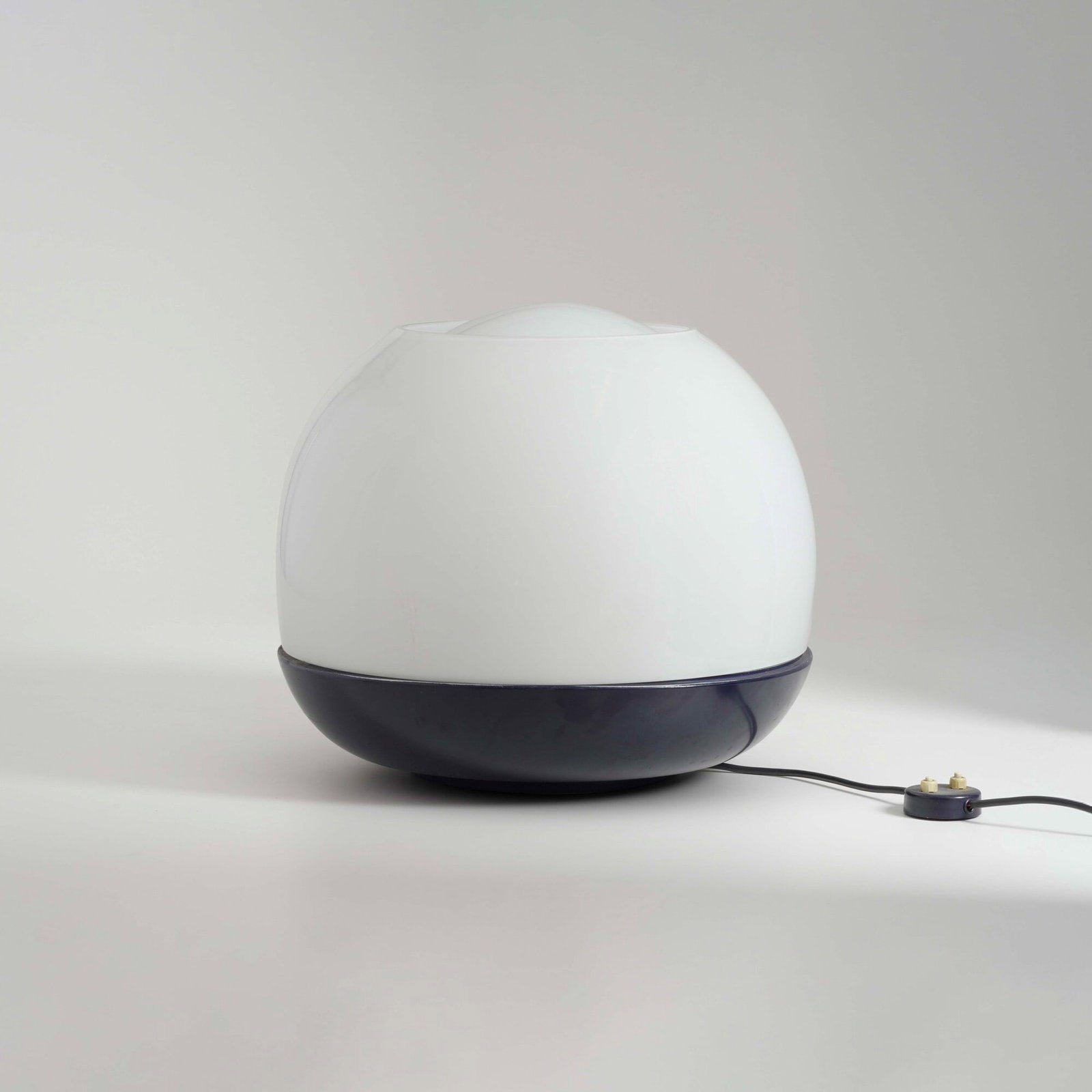 Leonardo Ferrari e Franco Mazzucchelli Lampada da tavolo mod. Platea: Struttura in alluminio laccato e diffusori in vetro opalino. Prod. Artemide, Italia, 1965. Domus 425, 1965 G. Gramigna, Repertorio del design italiano 1950-2000, p. 120, Allemandi, 2021