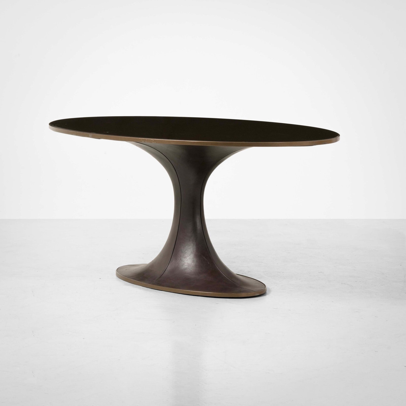 Tavolo: Struttura rivestita di cuoio e piano in vetro colorato. Dettagli in metallo laccato. Prod. Italia, 1970 ca.