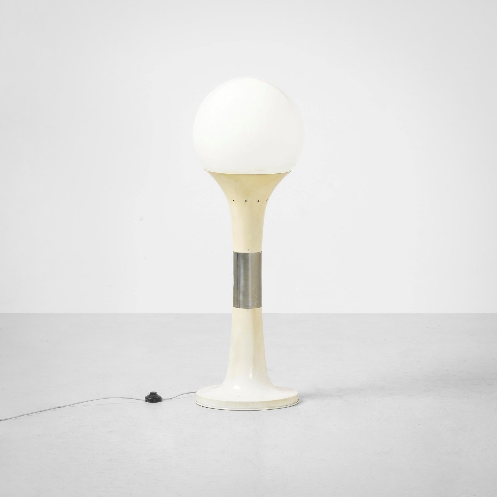 Lampada da terra: Struttura in metallo laccato e cromato, diffusore in vetro opalino. Prod. Italia, 1970 ca.