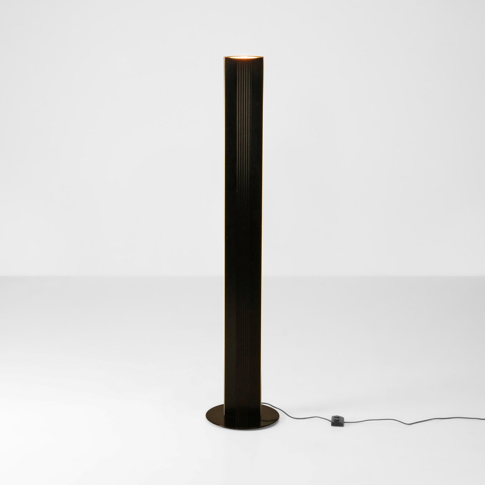 Tronconi Lampada da terra: Struttura in alluminio laccato. Prod. Tronconi, Italia, 1970 ca.