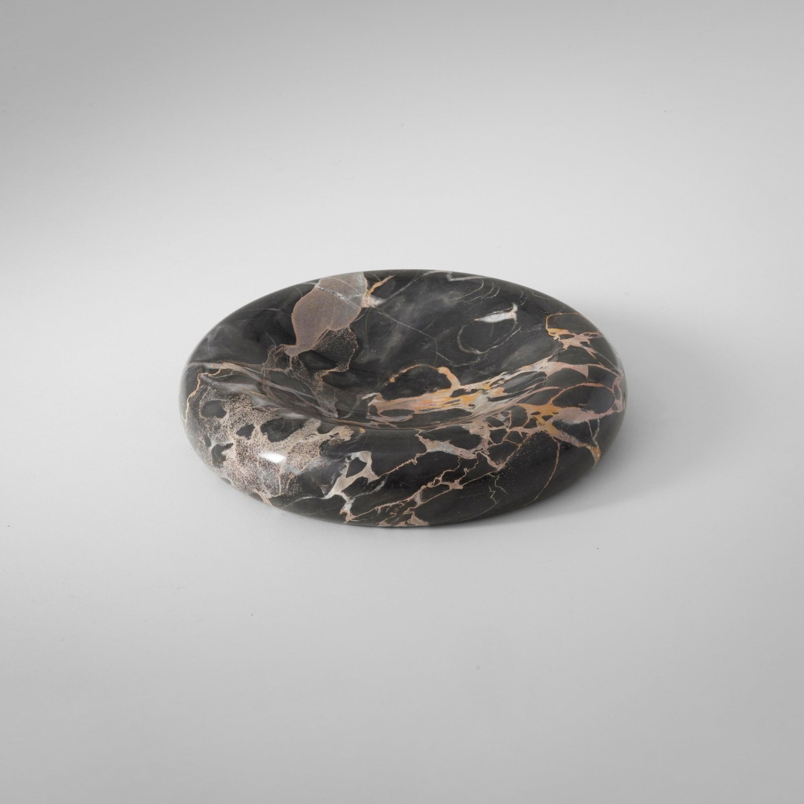 Sergio Asti Svuotatasche: Struttura in marmo Portoro. Prod. Italia, 1970 ca.