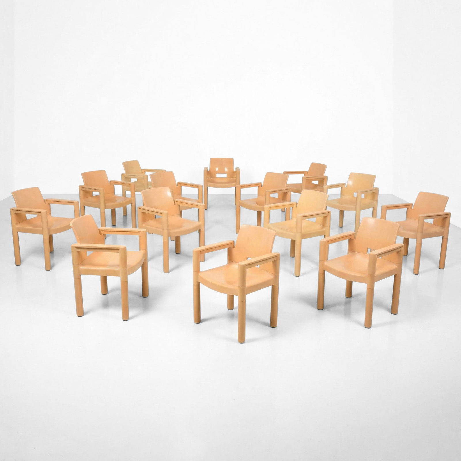 Eero Aarnio Quattordici poltrone: Struttura in materiale plastico. Marchio originale. Prod. UPO, Finlandia, 1970 ca.