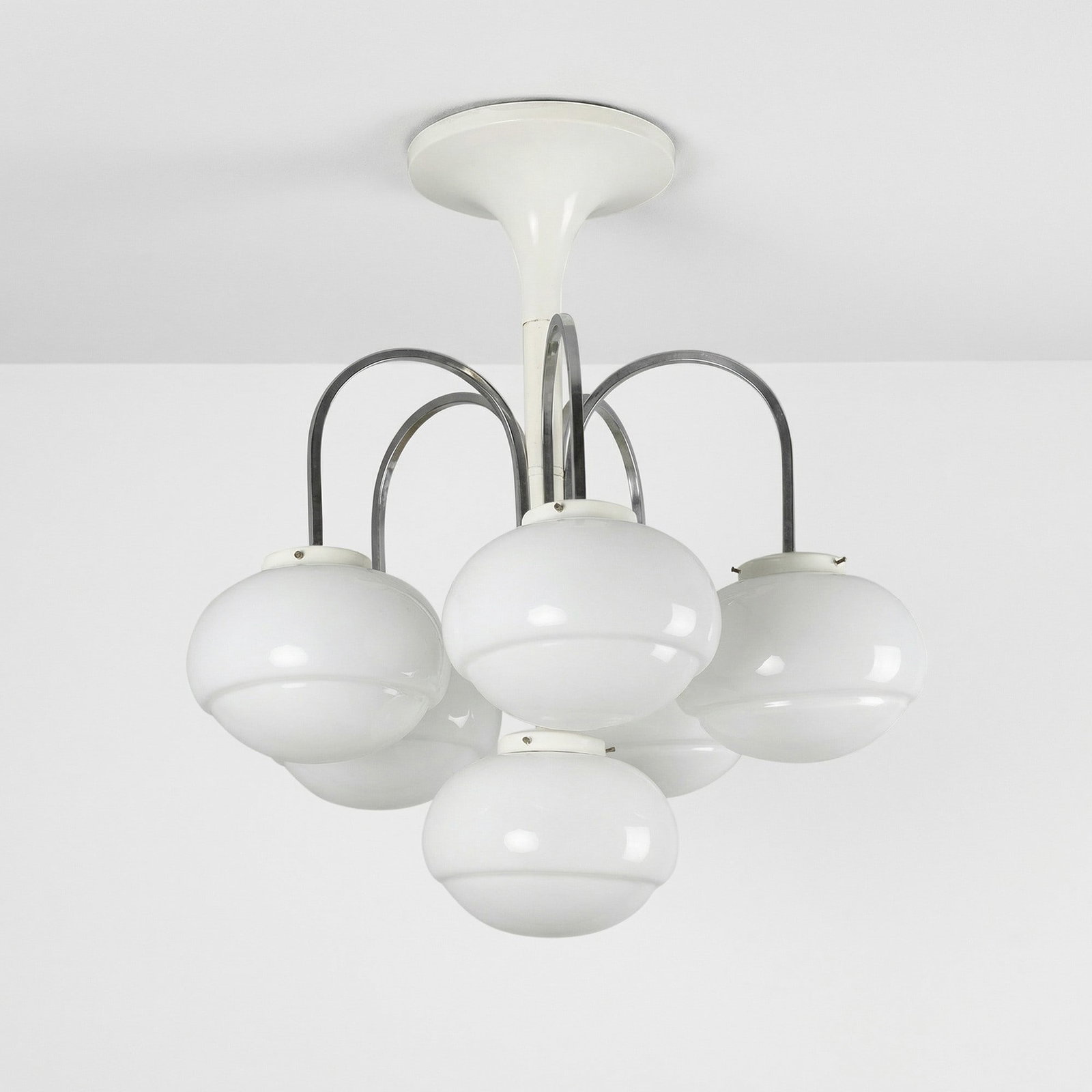 Lampada a sospensione: Struttura in metallo laccato e cromato, diffusori in vetro opalino. Prod. Italia, 1970 ca.