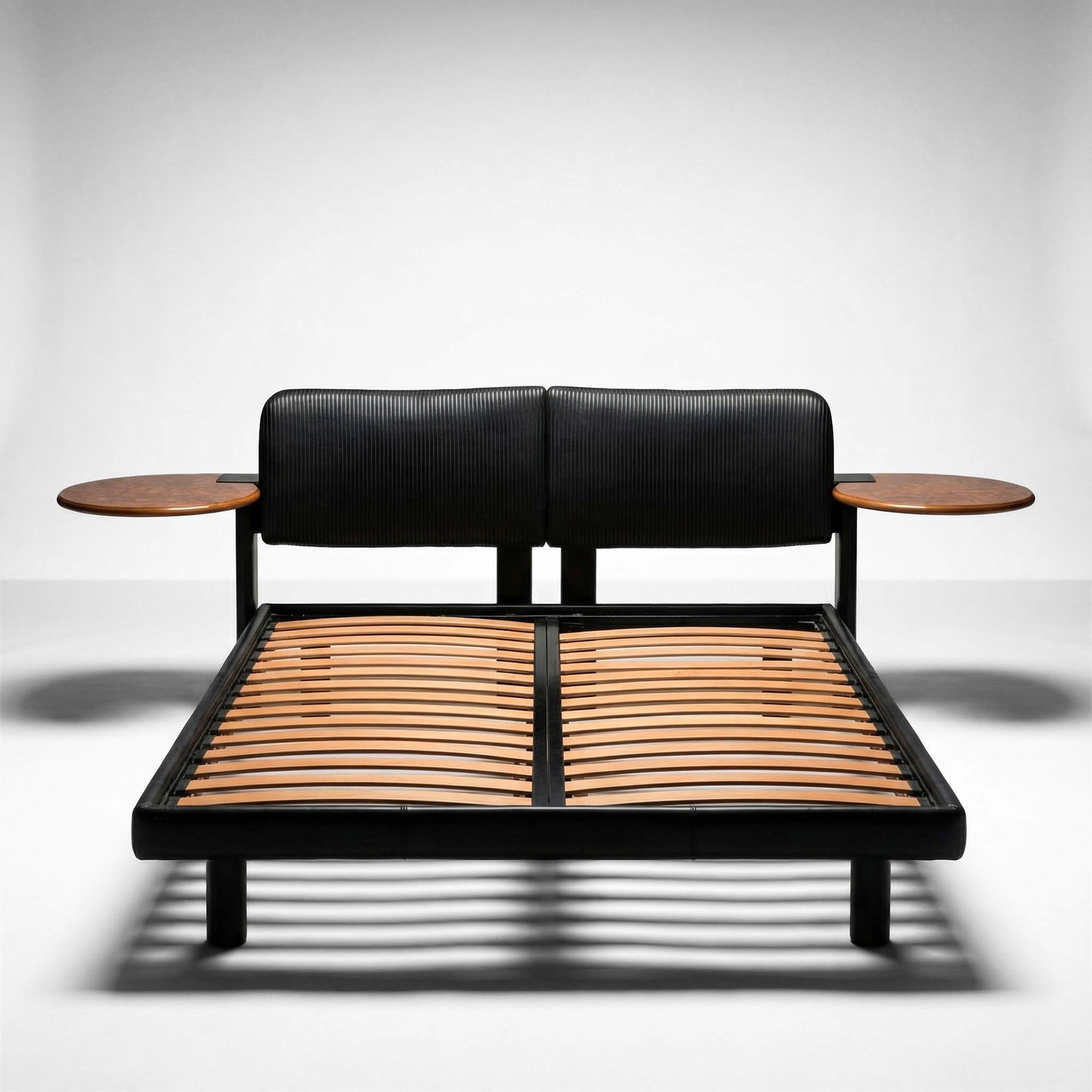 Afra e Tobia Scarpa Letto con comodini della serie Artona: Struttura in metallo laccato, legno in diverse essenze e rivestimento in cuoio. Prod. Maxalto, Italia, 1970 ca. R. Masiero, Afra e Tobia Scarpa, p. 28, Electa, 1998 M. Mastropietro, Un'industria per i