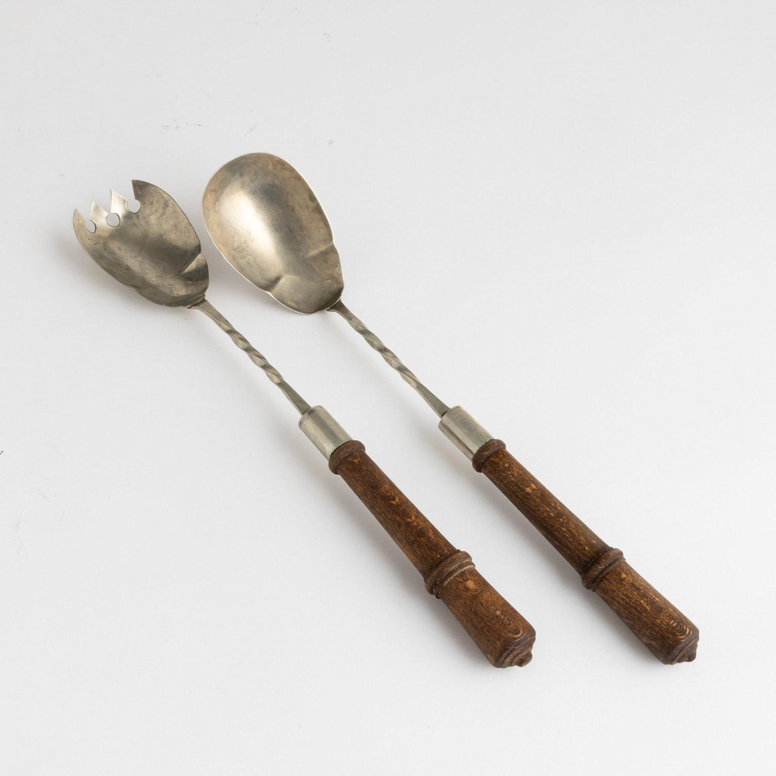 Gabriella Crespi Posate da insalata: Metallo argentato con manici in legno tornito. Firma incussa. Prod. Crespi, Italia, 1960 ca.
