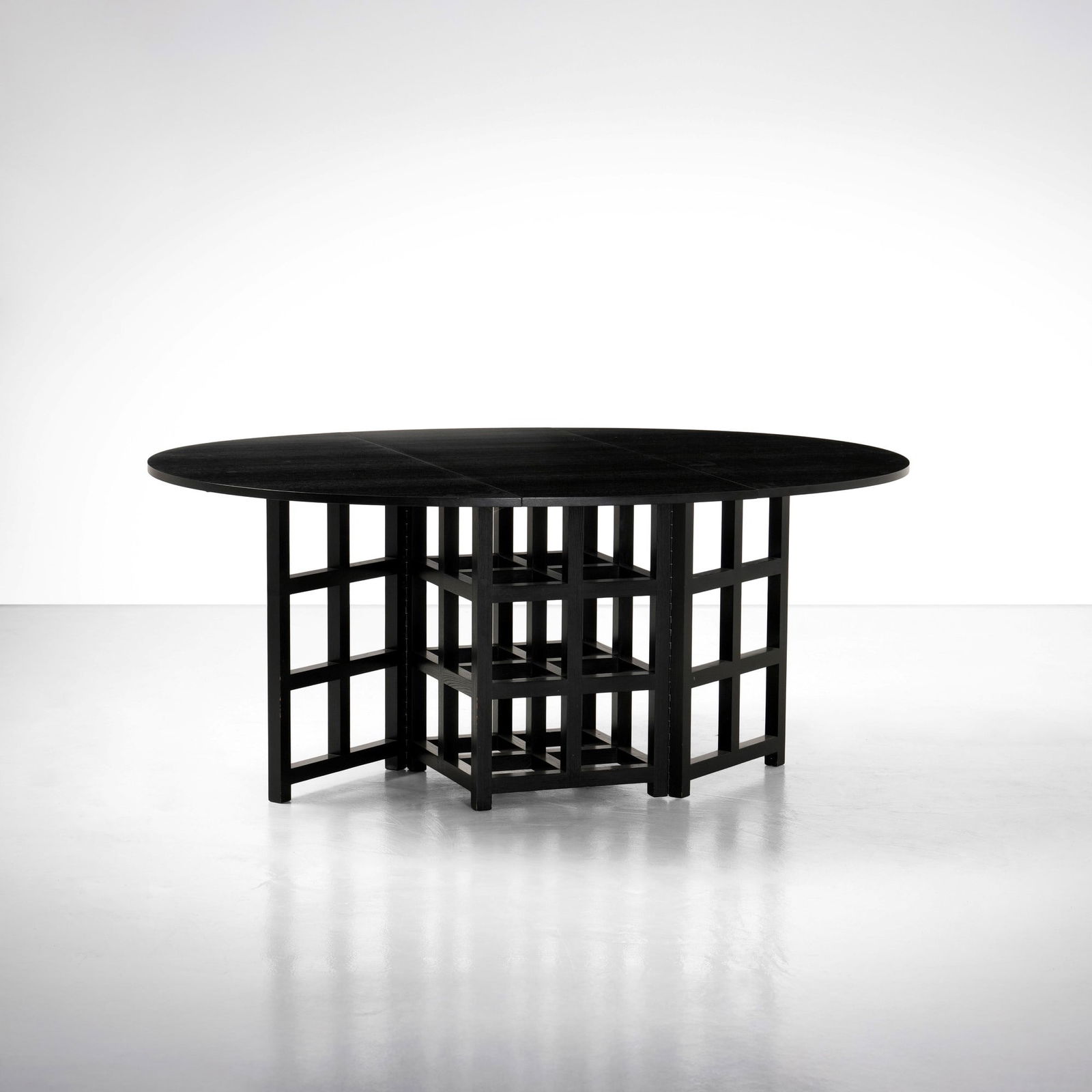 Charles Rennie Mackintosh Tavolo mod. DS1: Struttura allungabile e piano ripiegabile in legno ebanizzato. Marchio originale. Certificato di autenticità. Prod. Cassina, Italia, 1975. cm 126x59x h75 (chiuso) 178x126x h57 (aperto)