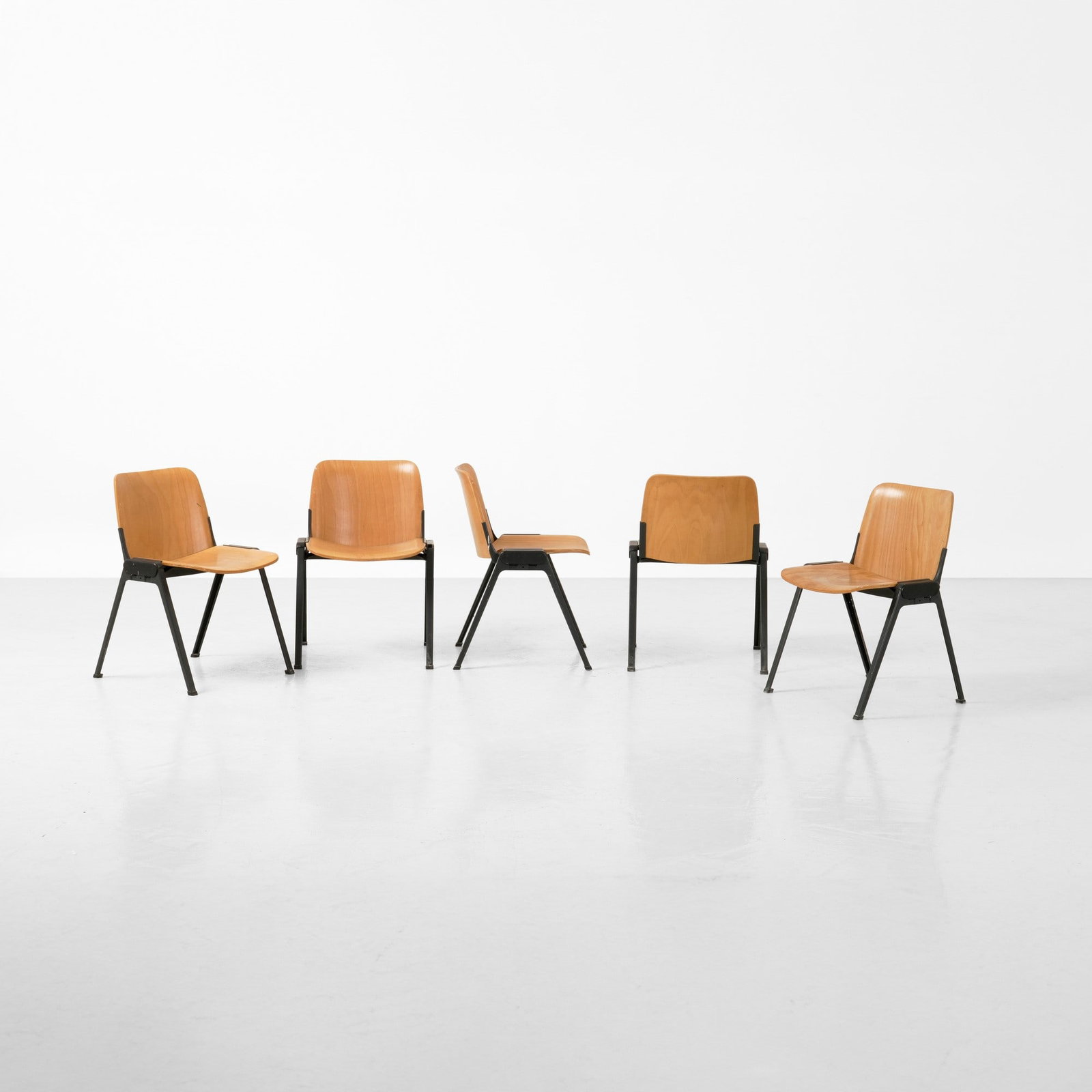 Roberto Lucci e Paolo Orlandini Cinque sedie della serie Sistema K: Struttura e sostegni in metallo laccato, seduta e schienale in legno. Prod. Velca, Italia, 1970 ca. Domus n. 547, giugno 1975