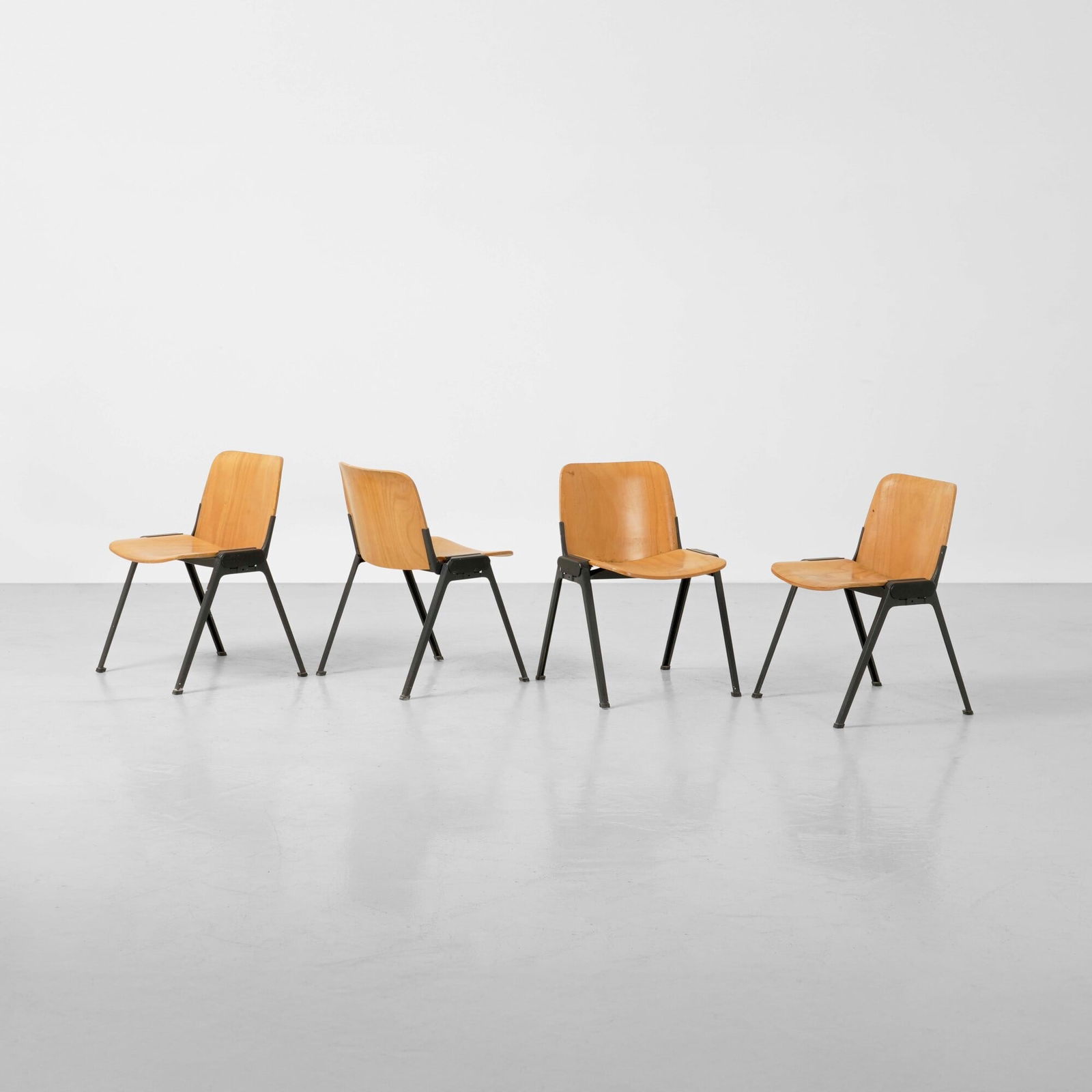 Roberto Lucci e Paolo Orlandini Quattro sedie della serie Sistema K: Struttura e sostegni in metallo laccato, seduta e schienale in legno. Prod. Velca, Italia, 1970 ca. Domus n. 547, giugno 1975