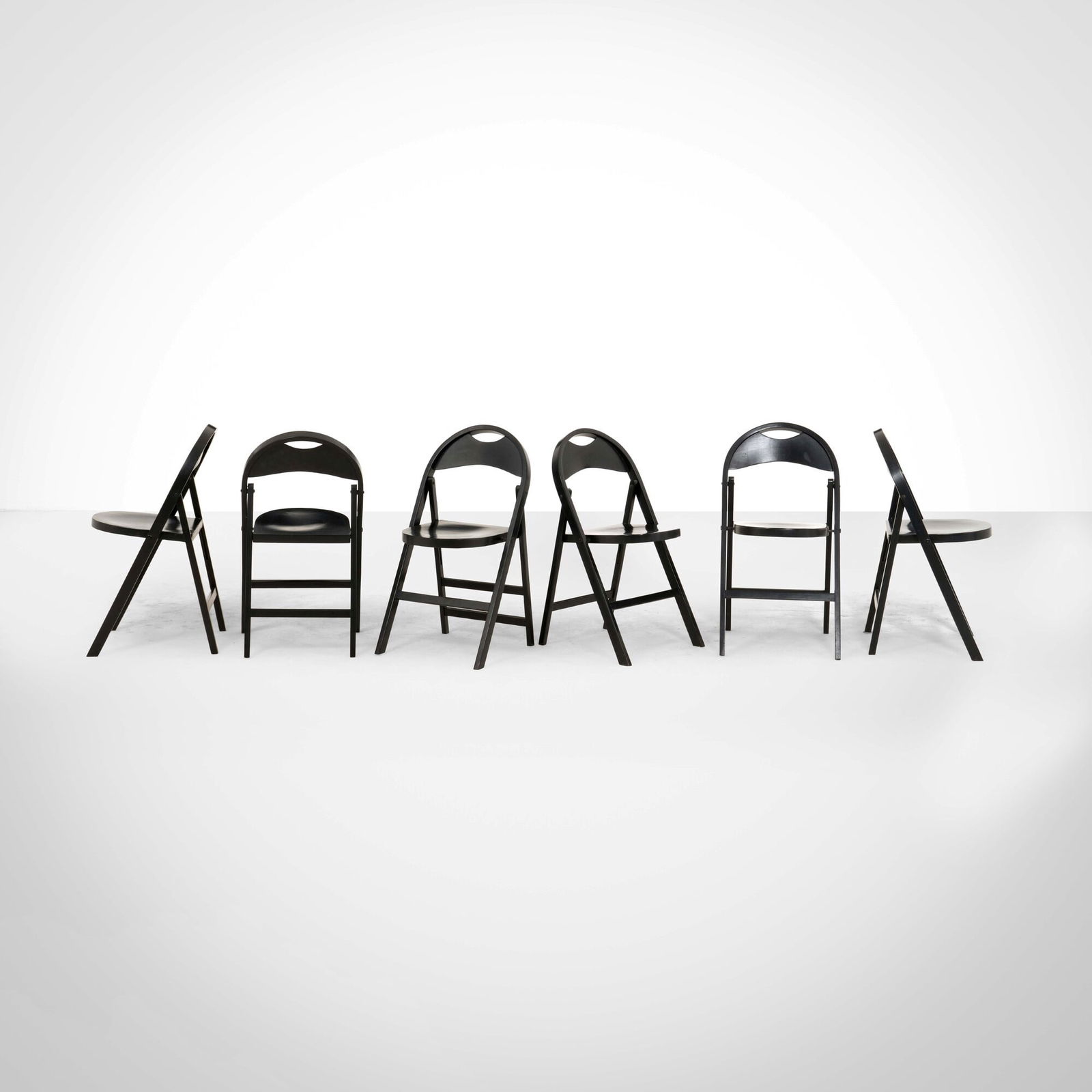 Sei sedie pieghevole: Struttura in legno ebanizzato. Etichetta del produttore. Prod. ZPM Radomsko, Polonia, 1980 ca.