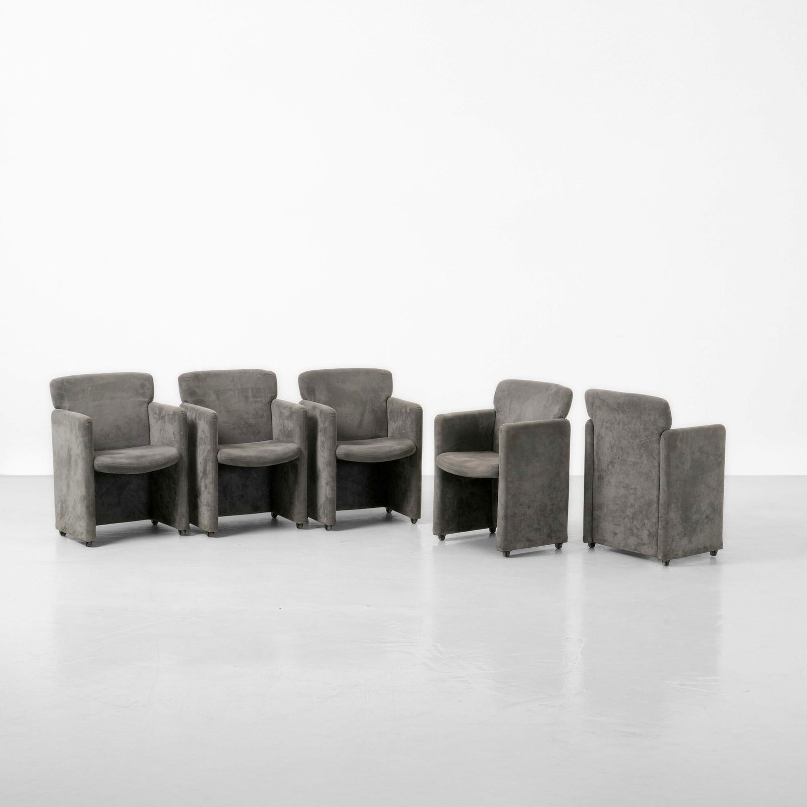 Tecno Cinque poltrone mod. PS148: Struttura in legno e rivestimento in velluto. Prod. Tecno, Italia, 1980. G. Bosoni, Tecno l’eleganza discreta della tecnica, p. 229, Skira, 2011