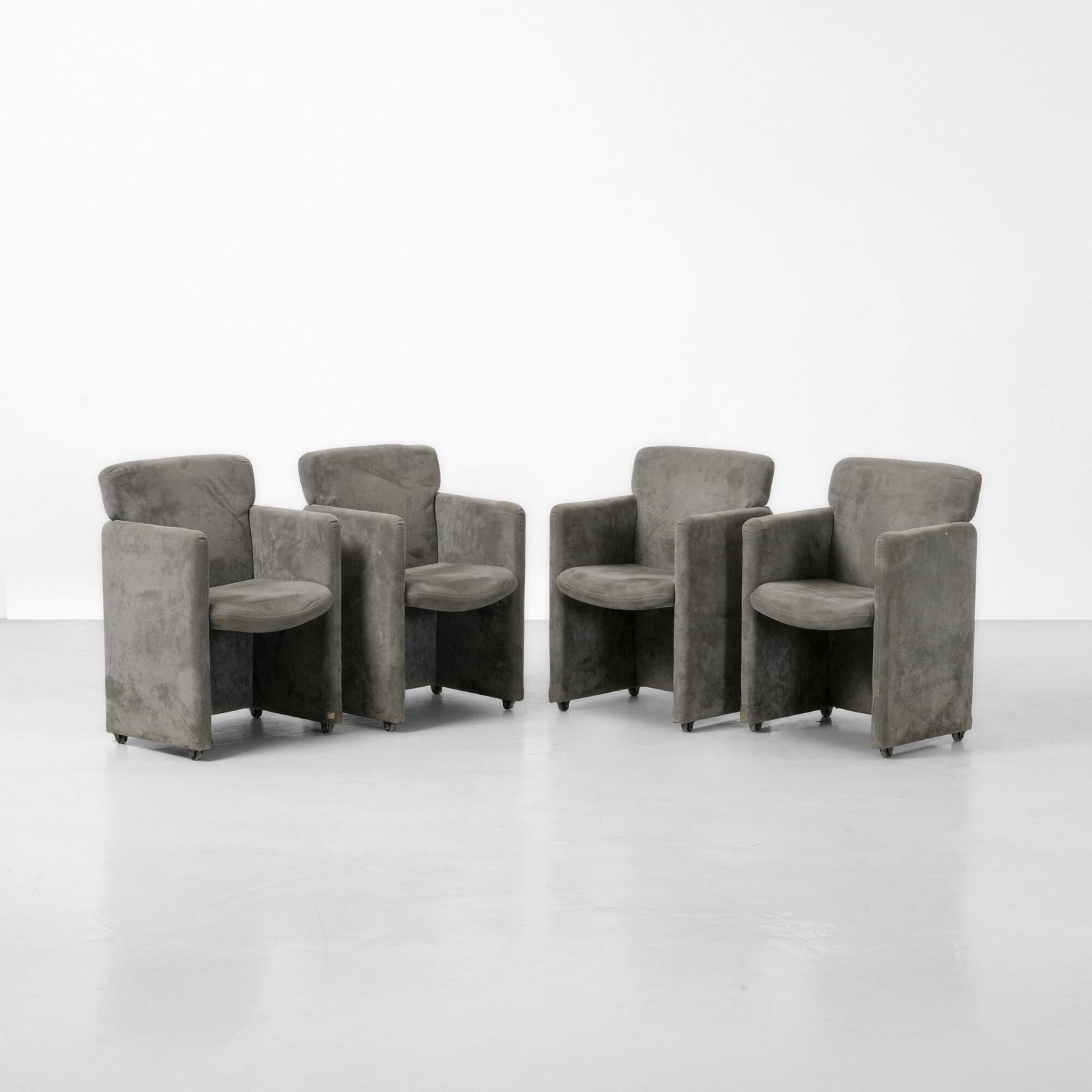 Tecno Quattro poltrone mod. PS148: Struttura in legno e rivestimento in velluto. Prod. Tecno, Italia, 1980. G. Bosoni, Tecno l’eleganza discreta della tecnica, p. 229, Skira, 2011