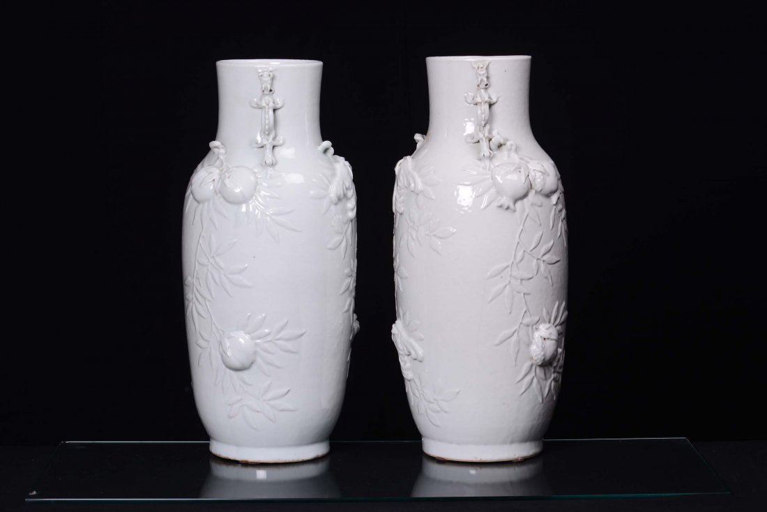 A pair of Blanc de Chine porcelain vases decorated with - 3