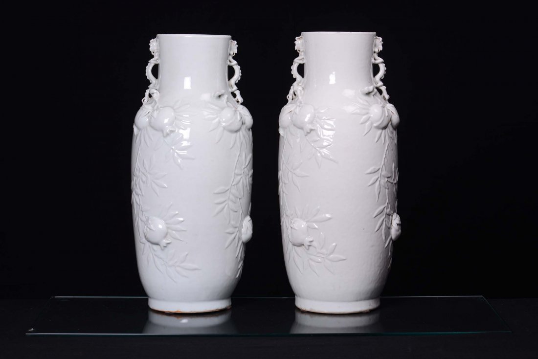 A pair of Blanc de Chine porcelain vases decorated with - 4
