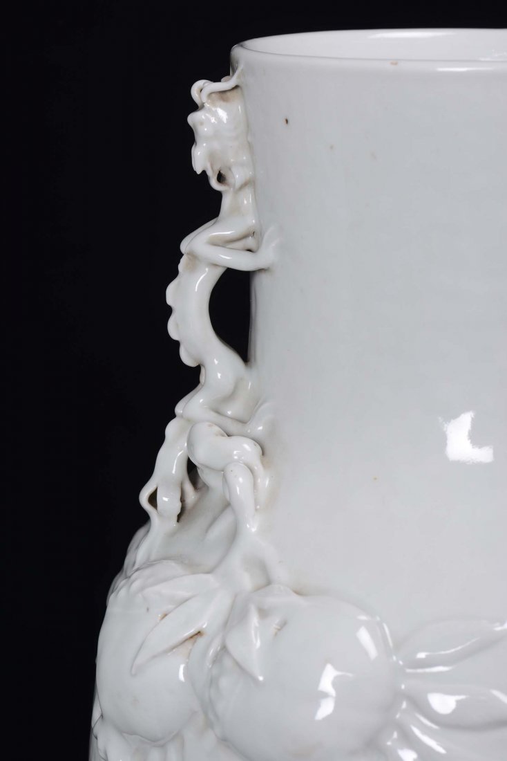 A pair of Blanc de Chine porcelain vases decorated with - 5