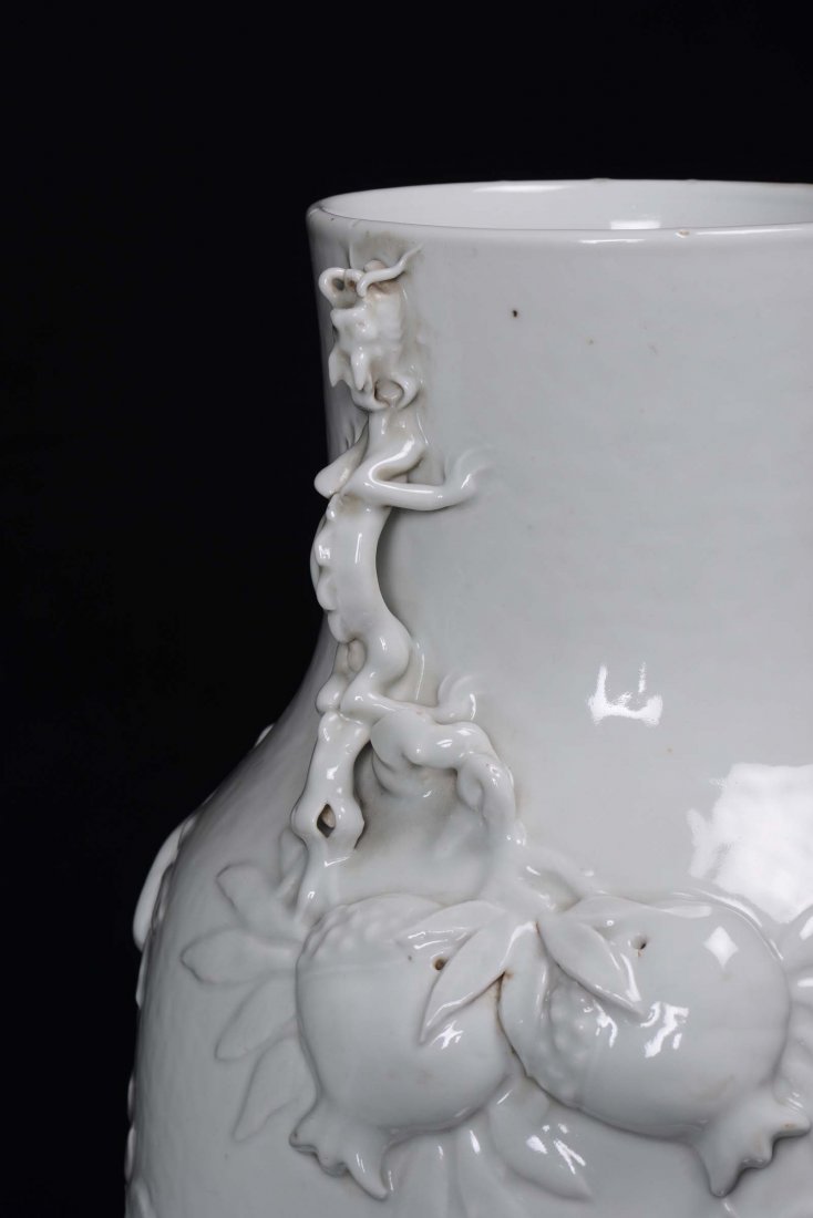 A pair of Blanc de Chine porcelain vases decorated with - 6