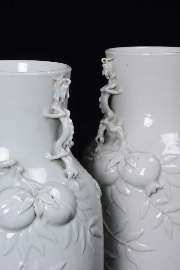 A pair of Blanc de Chine porcelain vases decorated with - 7