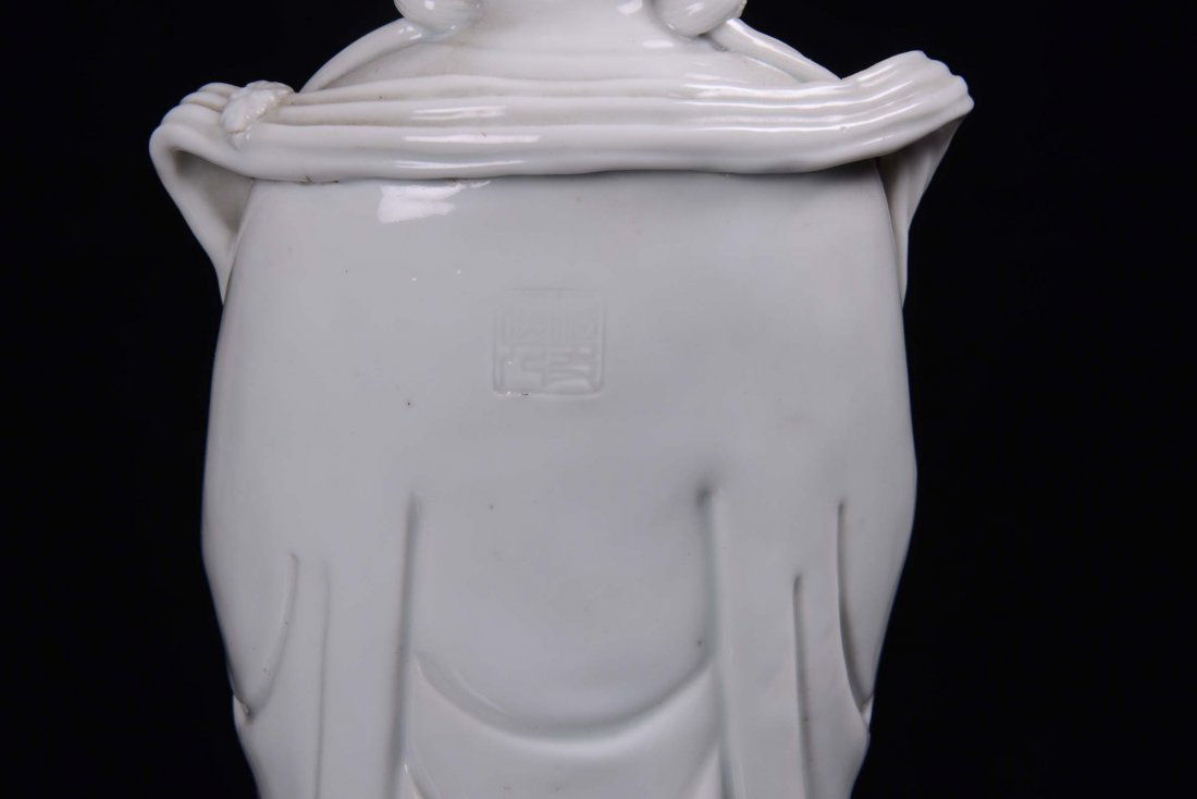 A Blanc de Chine porcelain Guanyin, China, Dehua, Qing  - 3