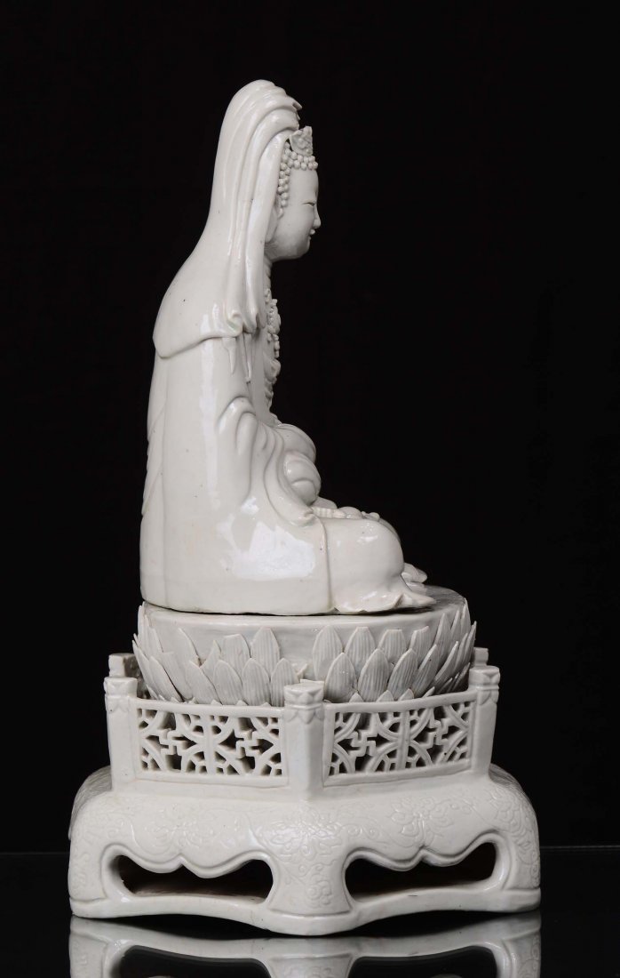 A rare white azure porcelain Guanyin sitting on a lotus - 3