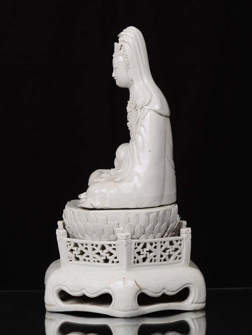 A rare white azure porcelain Guanyin sitting on a lotus - 4